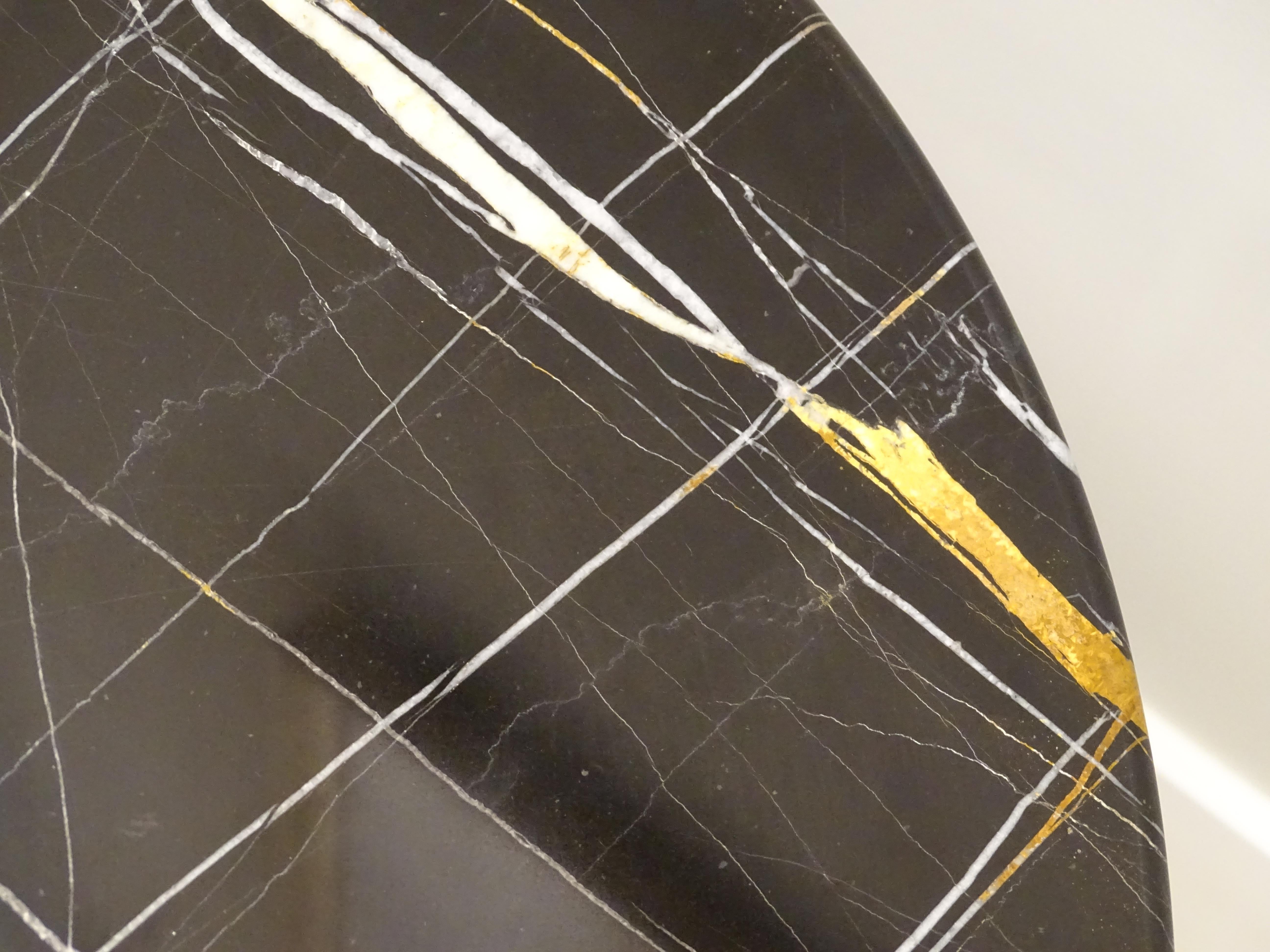 Metallo Tavolino nero italiano Natuzzi   tavolino, marmo Sahara Noir in vendita