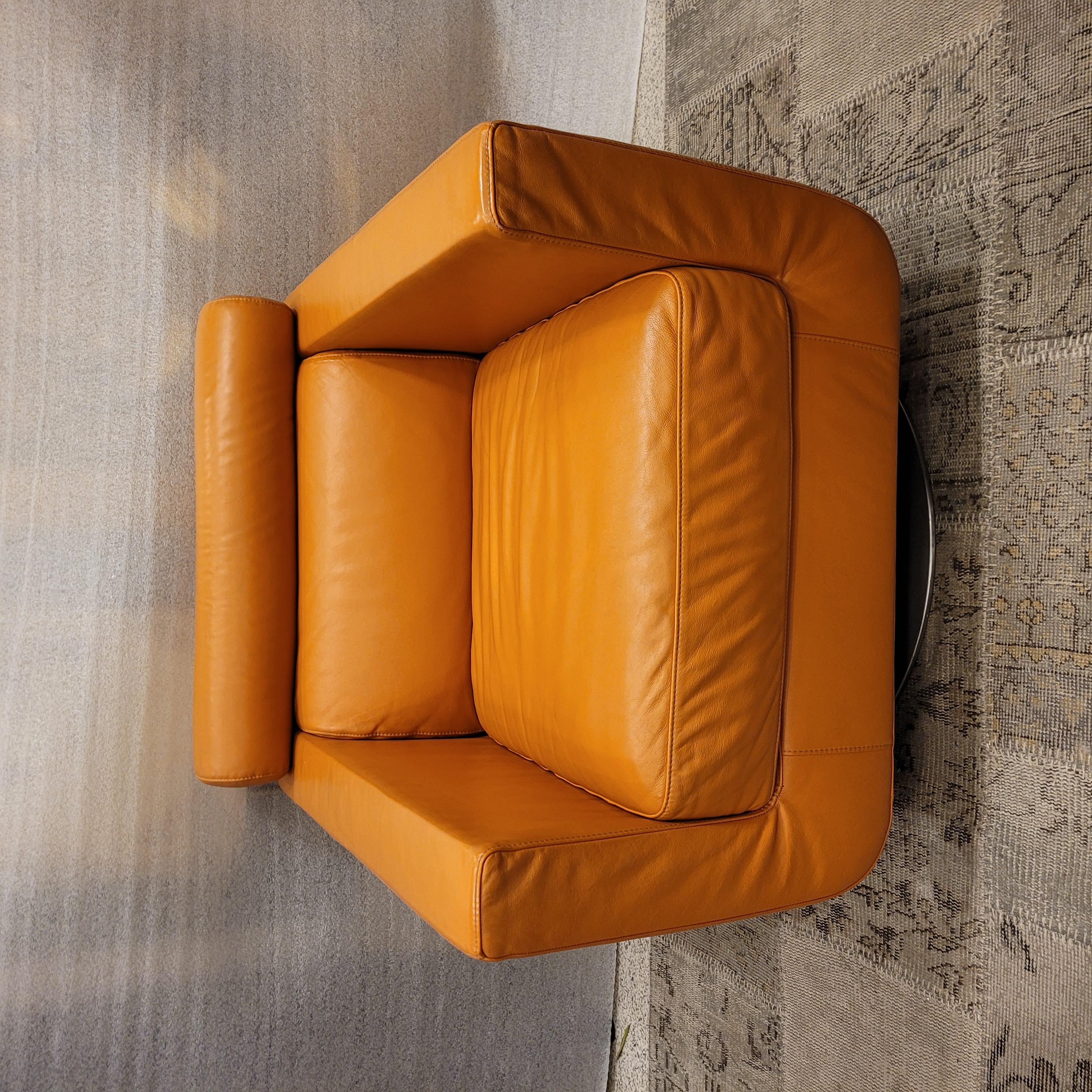 Amazing and Extraordinary club-style swivel chair with an Italian postmodern design. This is the “Suad” model manufactured by the prestigious furniture firm Natuzzi. This design was produced in the 1990s and 2000s, in leather of different colours.