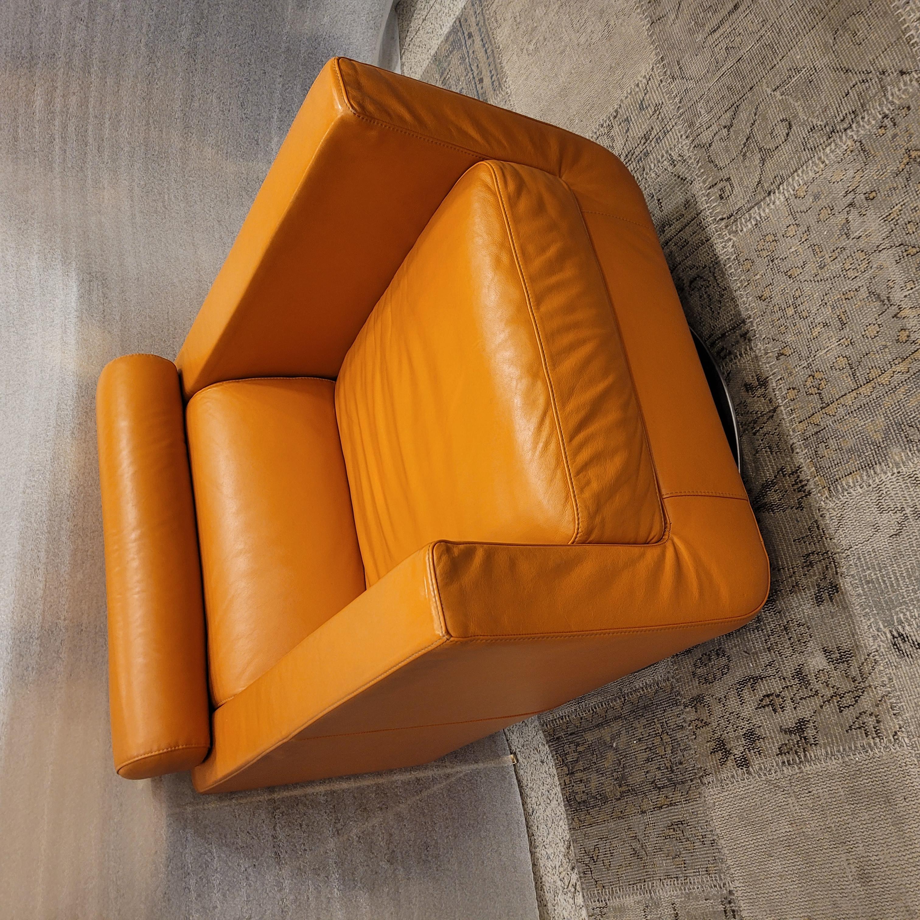 Italian Natuzzi Orange “Suad” swivel armchair, orange leather In Good Condition For Sale In Valladolid, ES