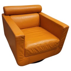 Poltrona girevole Natuzzi Orange "Suad", pelle arancione