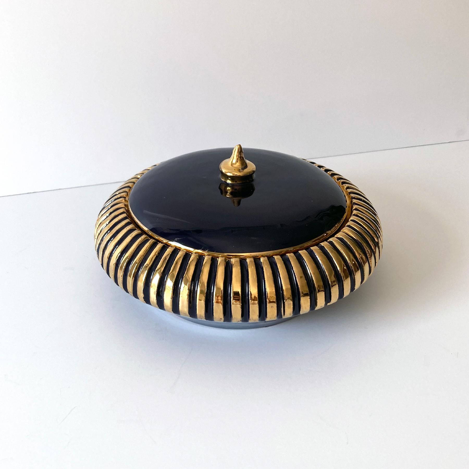 Italienische runde Bonbonschachtel mit Deckel in Marineblau und Gold, 1960er Jahre (Moderne der Mitte des Jahrhunderts) im Angebot