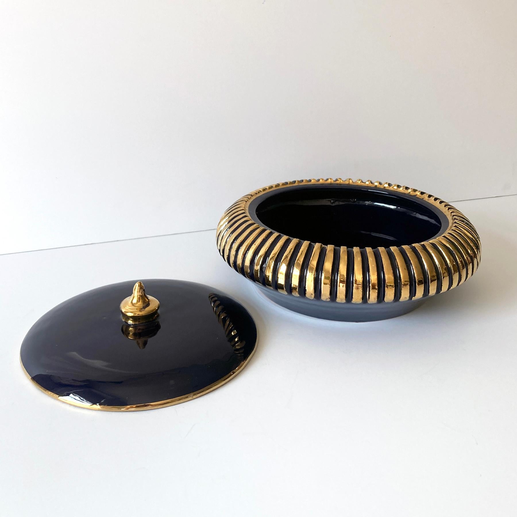 Italienische runde Bonbonschachtel mit Deckel in Marineblau und Gold, 1960er Jahre (Glasiert) im Angebot