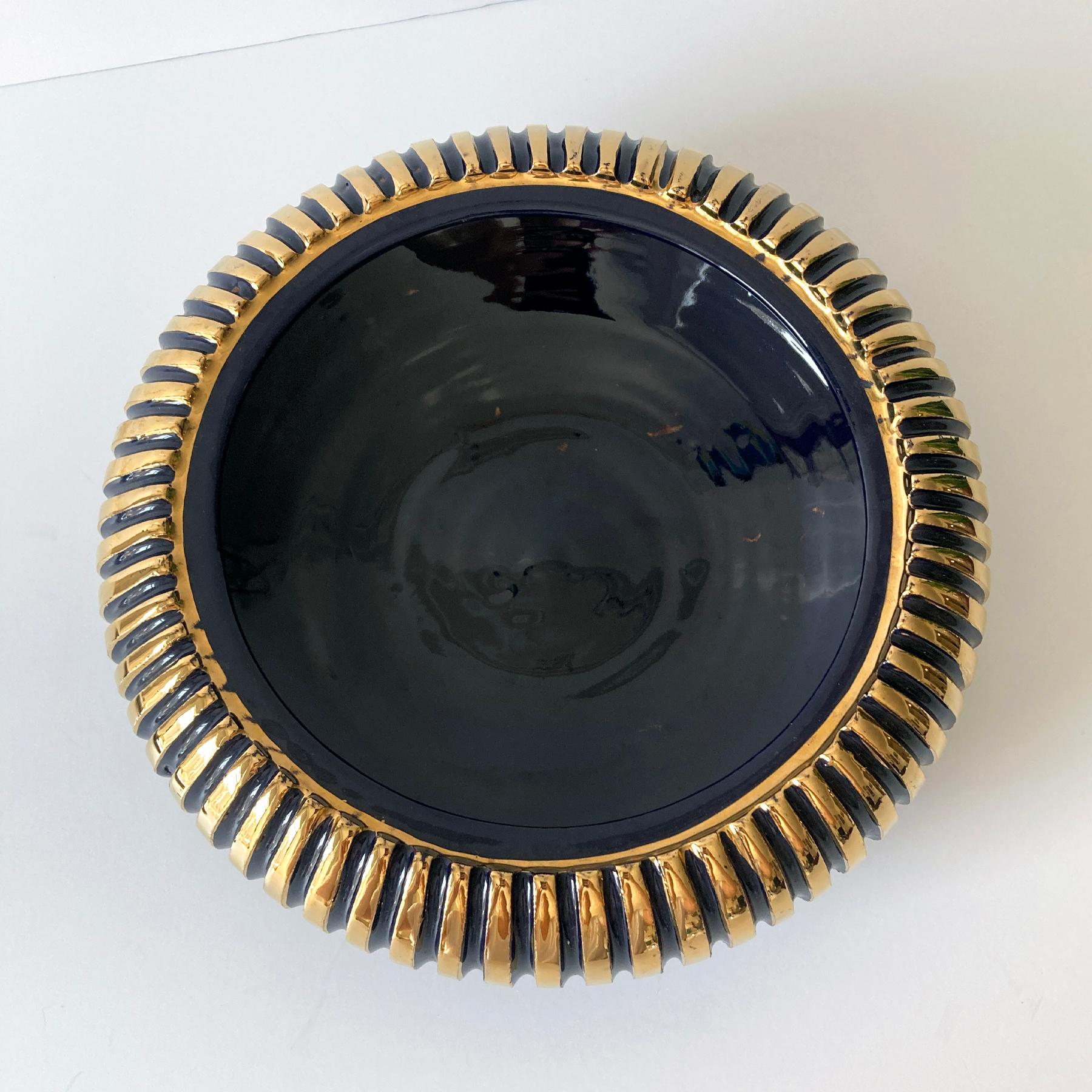 Italienische runde Bonbonschachtel mit Deckel in Marineblau und Gold, 1960er Jahre im Zustand „Gut“ im Angebot in New York, NY
