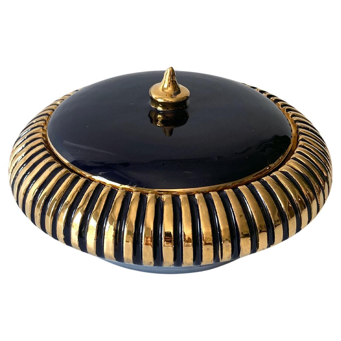 Italienische runde Bonbonschachtel mit Deckel in Marineblau und Gold, 1960er Jahre im Angebot