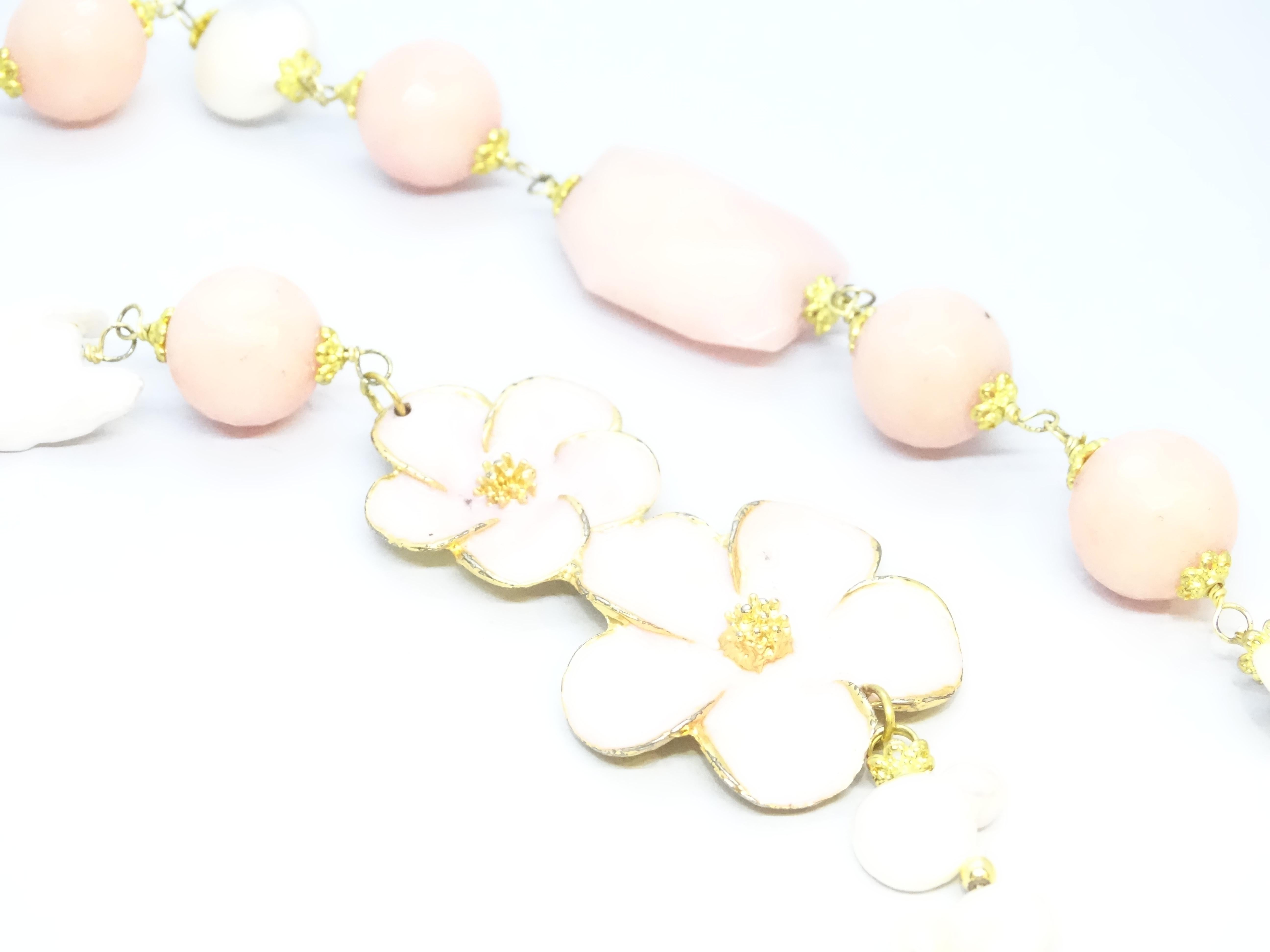 Collier italien avec perles baroques, quartz rose et émail en vente 7