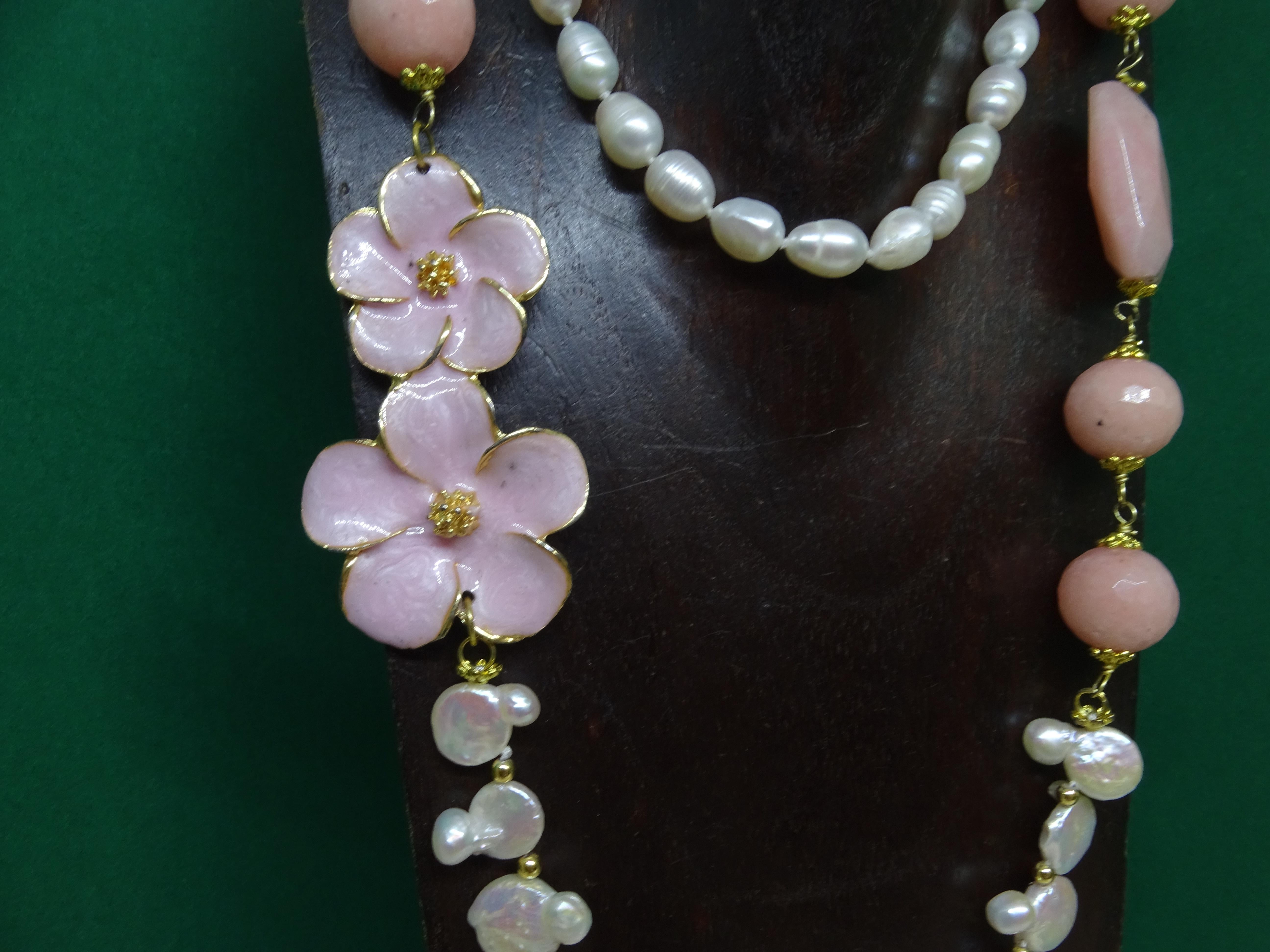 Collier italien avec perles baroques, quartz rose et émail en vente 10