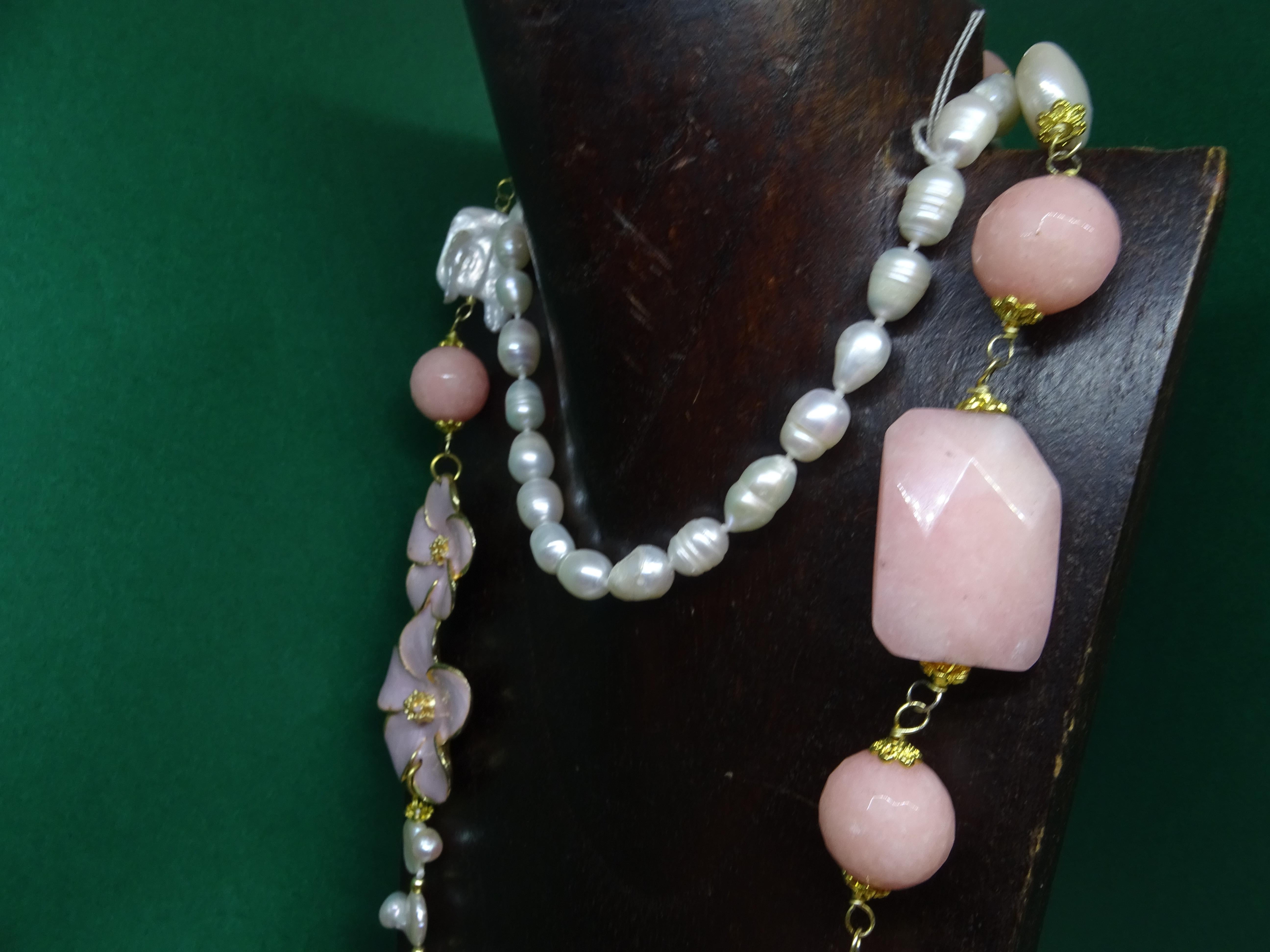 Collier italien avec perles baroques, quartz rose et émail en vente 11