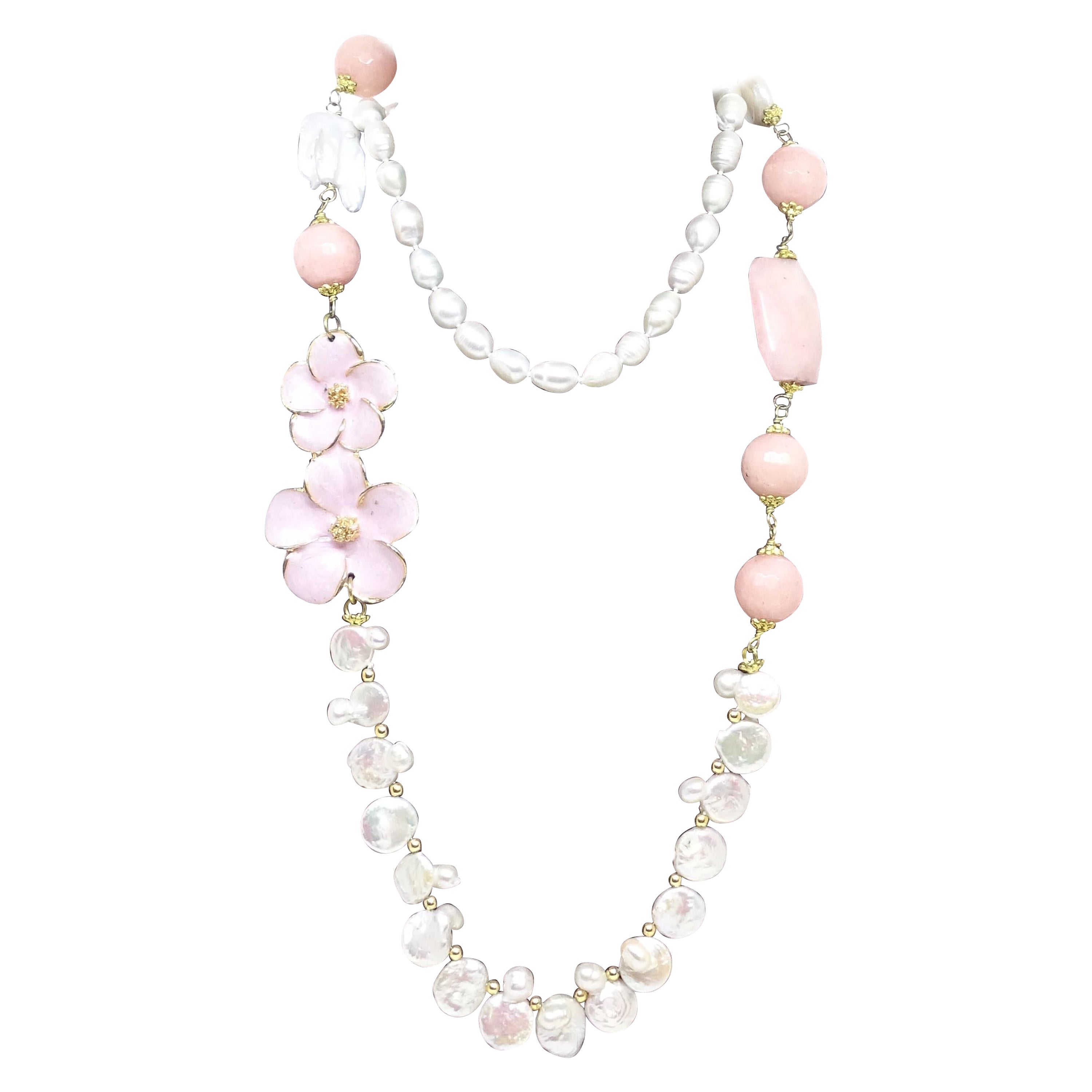 Collier italien avec perles baroques, quartz rose et émail.
Bijou italien moderne au design original et unique. La pièce allie la couleur des perles d'eau douce ou baroques, sans aucun procédé de polissage et des vues naturelles ; la couleur rose,