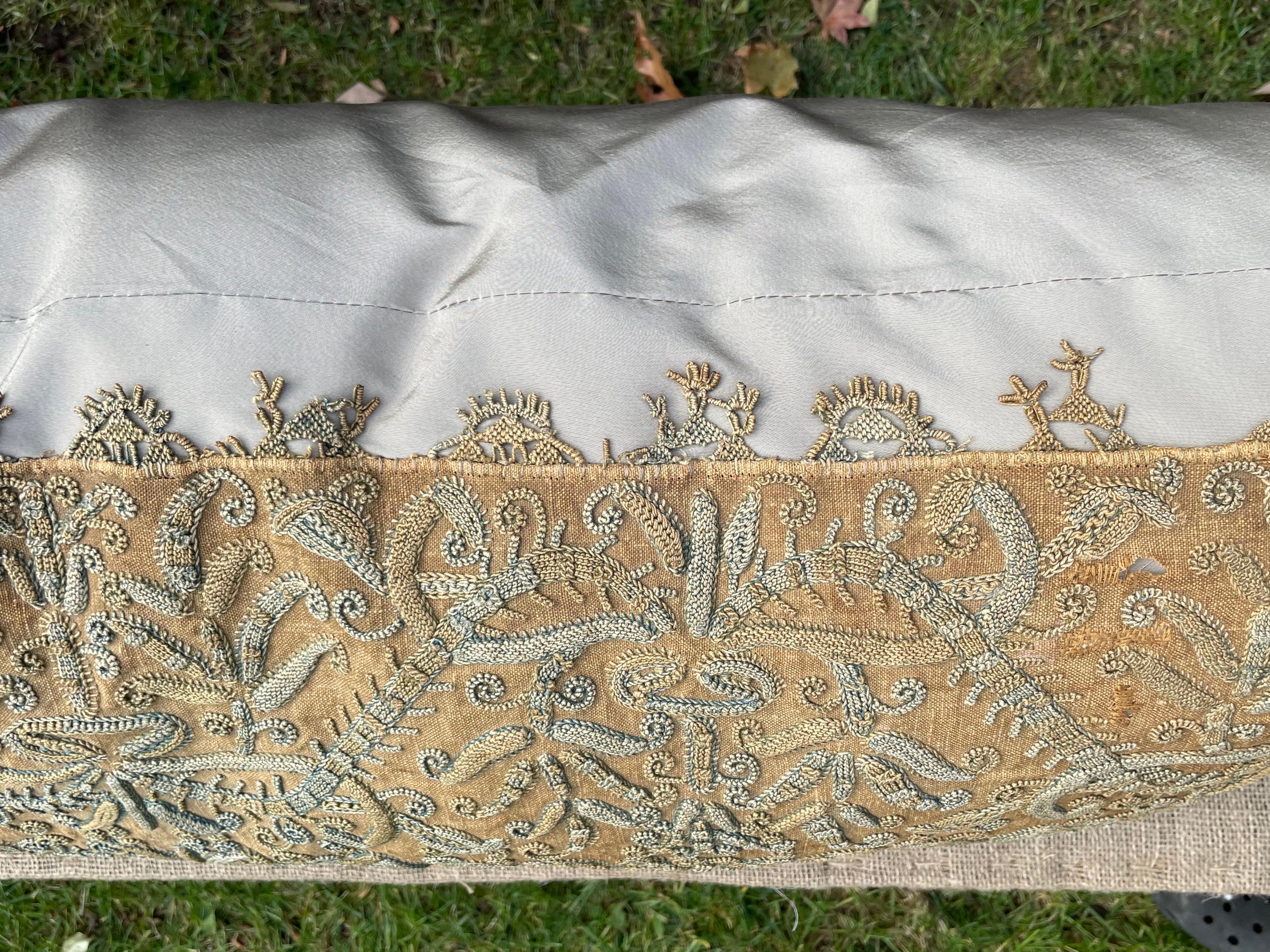 Cuscino con ago italiano In condizioni buone in vendita a New York, NY