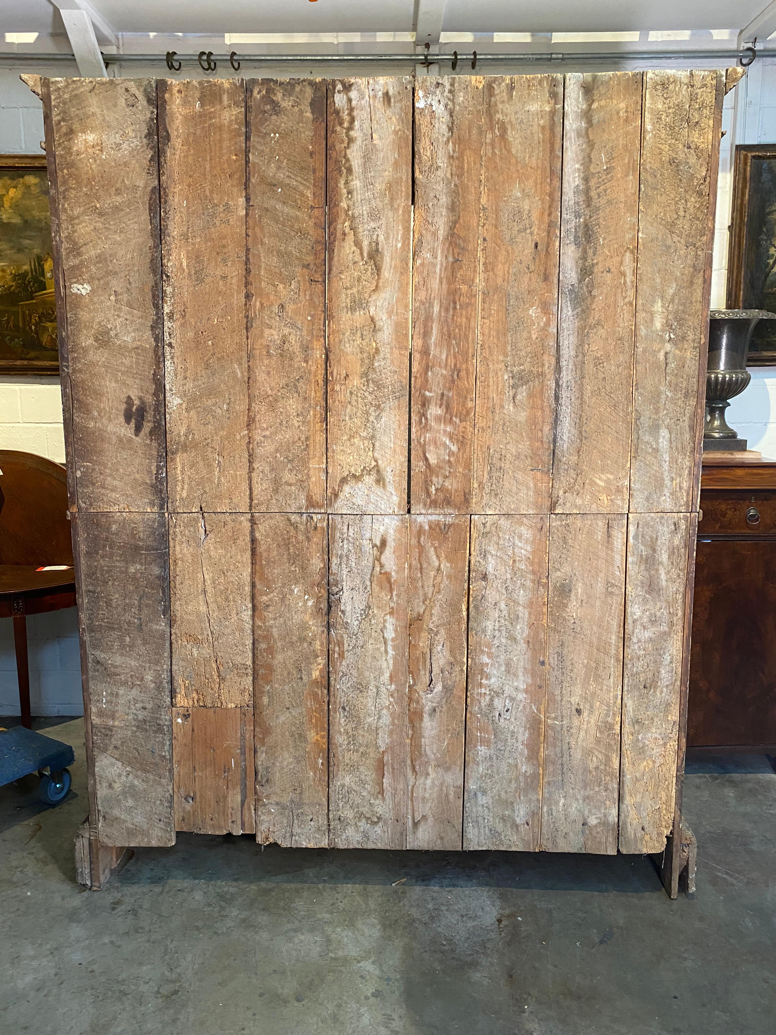 Questo squisito mobile in legno italiano del XVIII secolo mostra una maestria senza tempo grazie alla sua ricca patina. Realizzato in origine in legno robusto, il mobile presenta una splendida finitura dipinta a mano che ricorda la finta radica di
