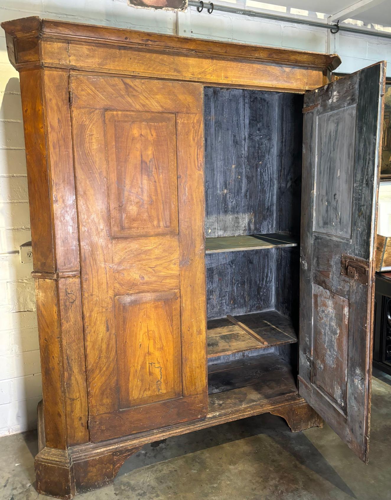Fino al XVIII secolo Armoire neoclassico italiano in vendita