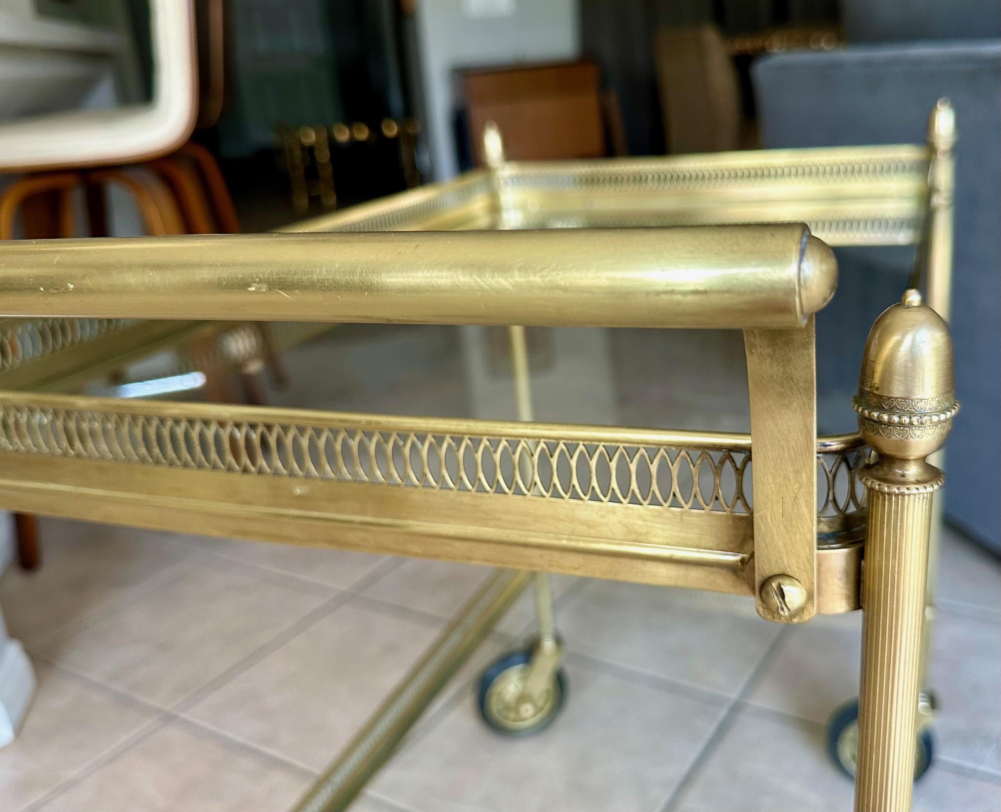 Chariot de bar ou de thé italien néo-classique en laiton en vente 6