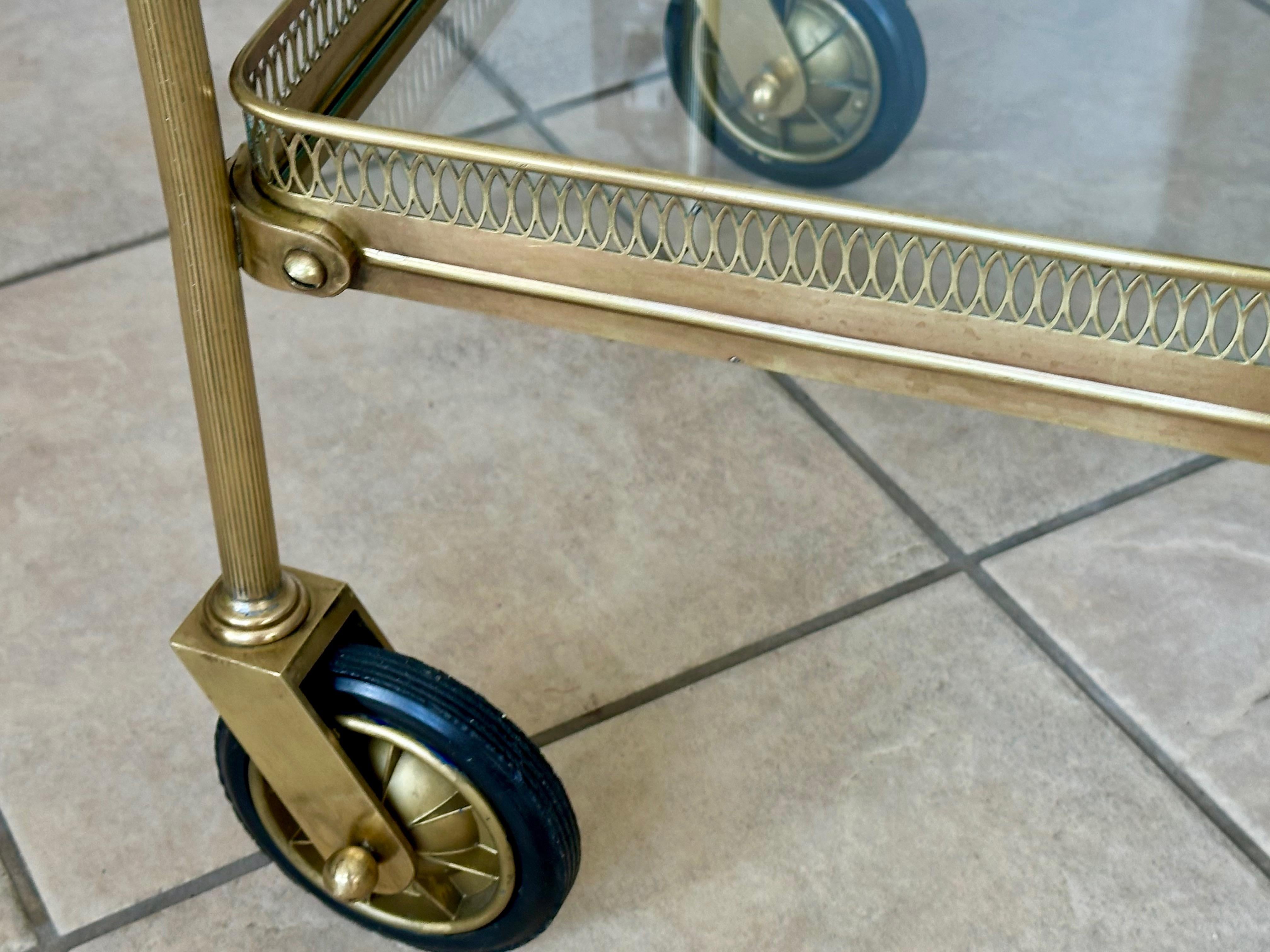 Chariot de bar ou de thé italien néo-classique en laiton en vente 8