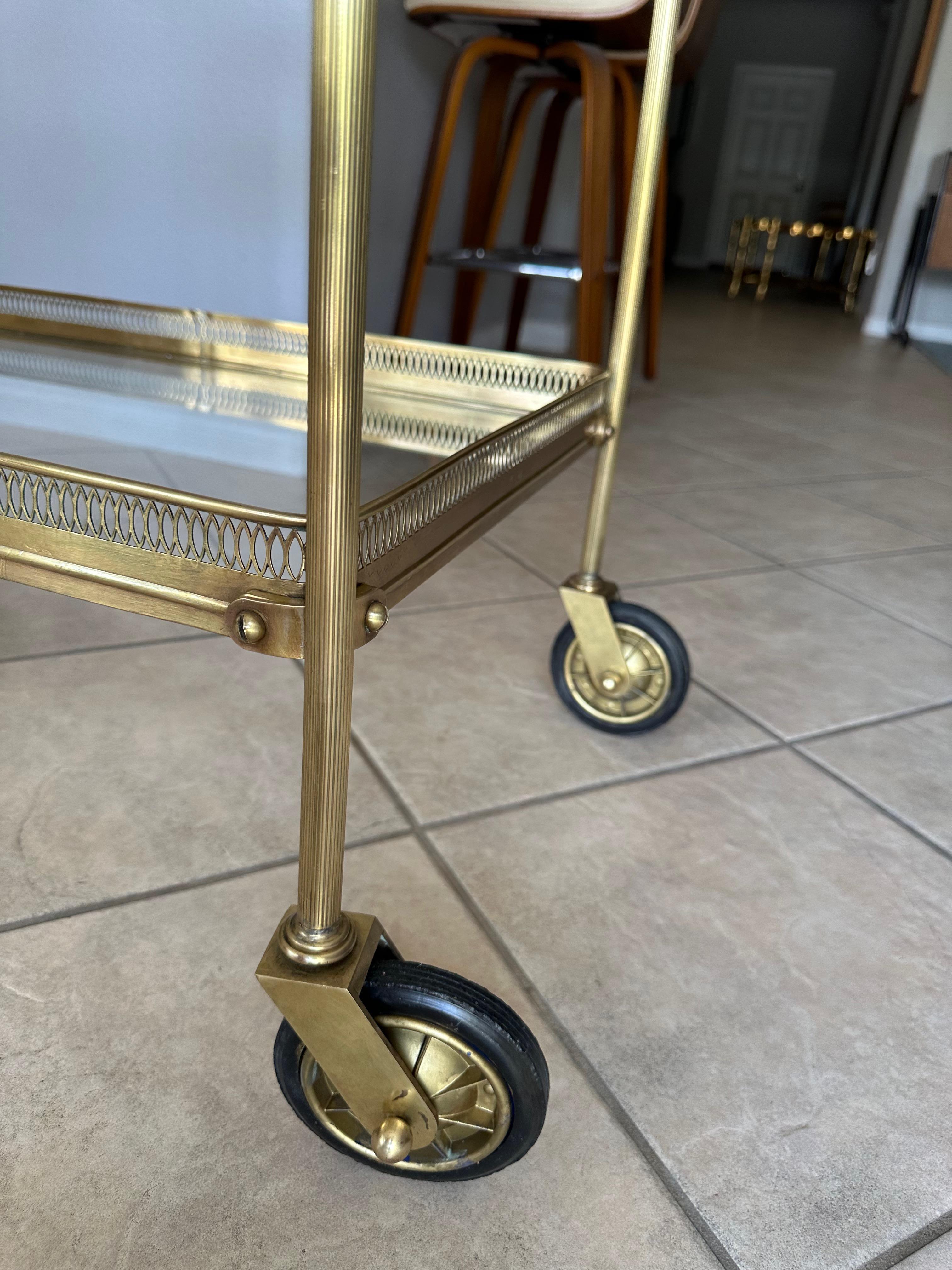 Chariot de bar ou de thé italien néo-classique en laiton en vente 9