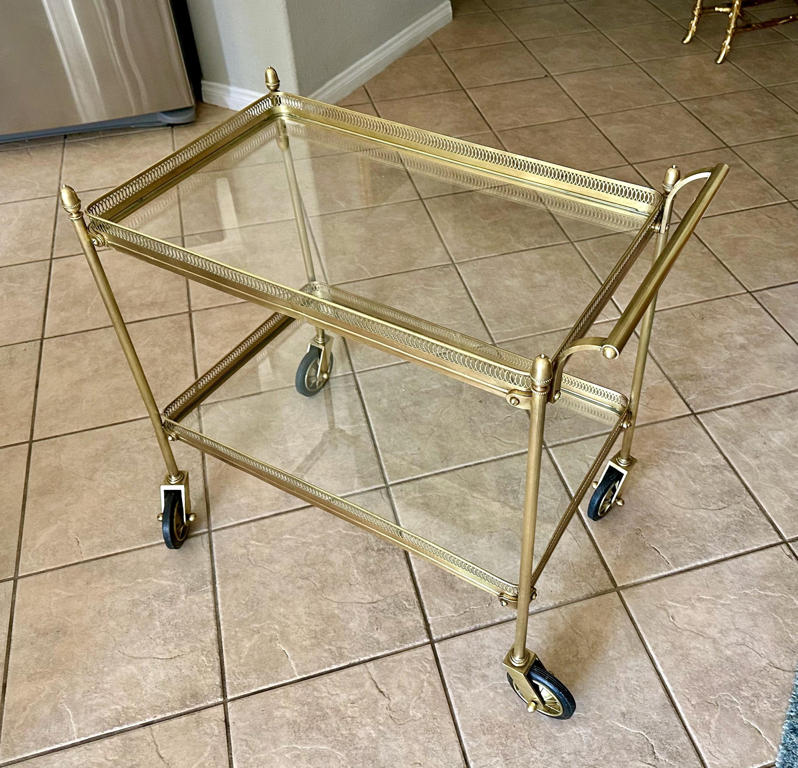 Chariot de bar ou de thé italien néo-classique en laiton Bon état - En vente à Palm Springs, CA