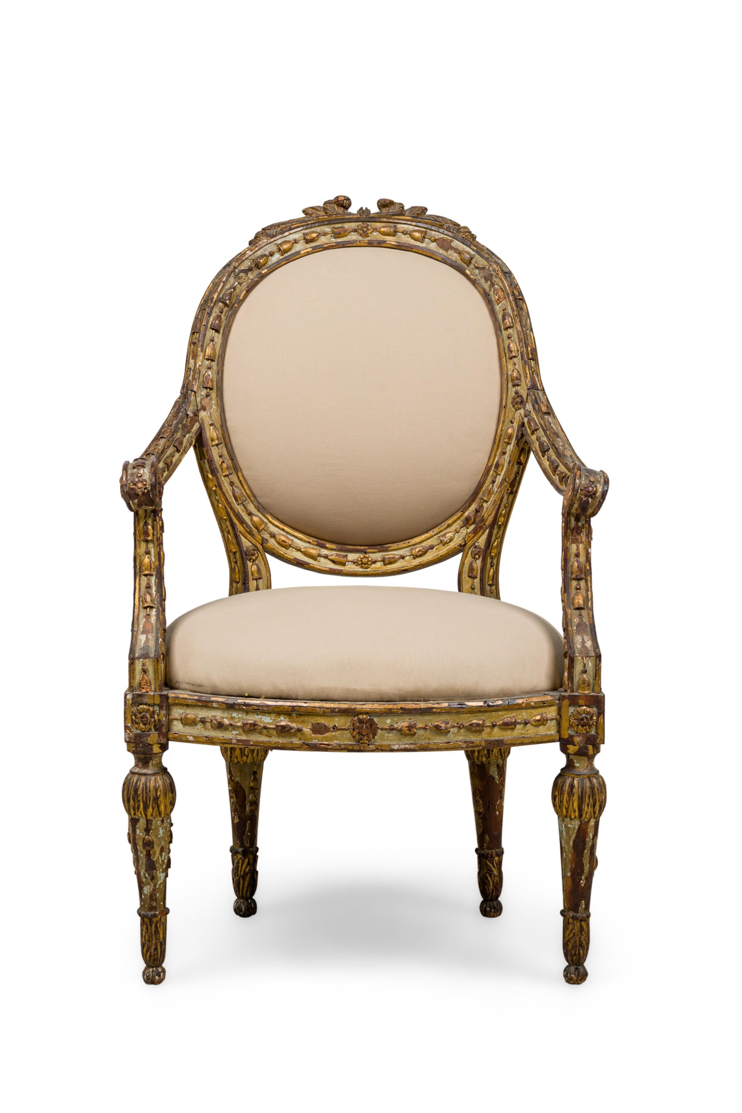 Poltrona neoclassica italiana (XVIII secolo) bianca e dorata con finiture intagliate e schienale e seduta ovali imbottiti di colore beige (COSÌ COM'È - perdite alla finitura verniciata e agli intagli)

perdite su finiture verniciate e intagli