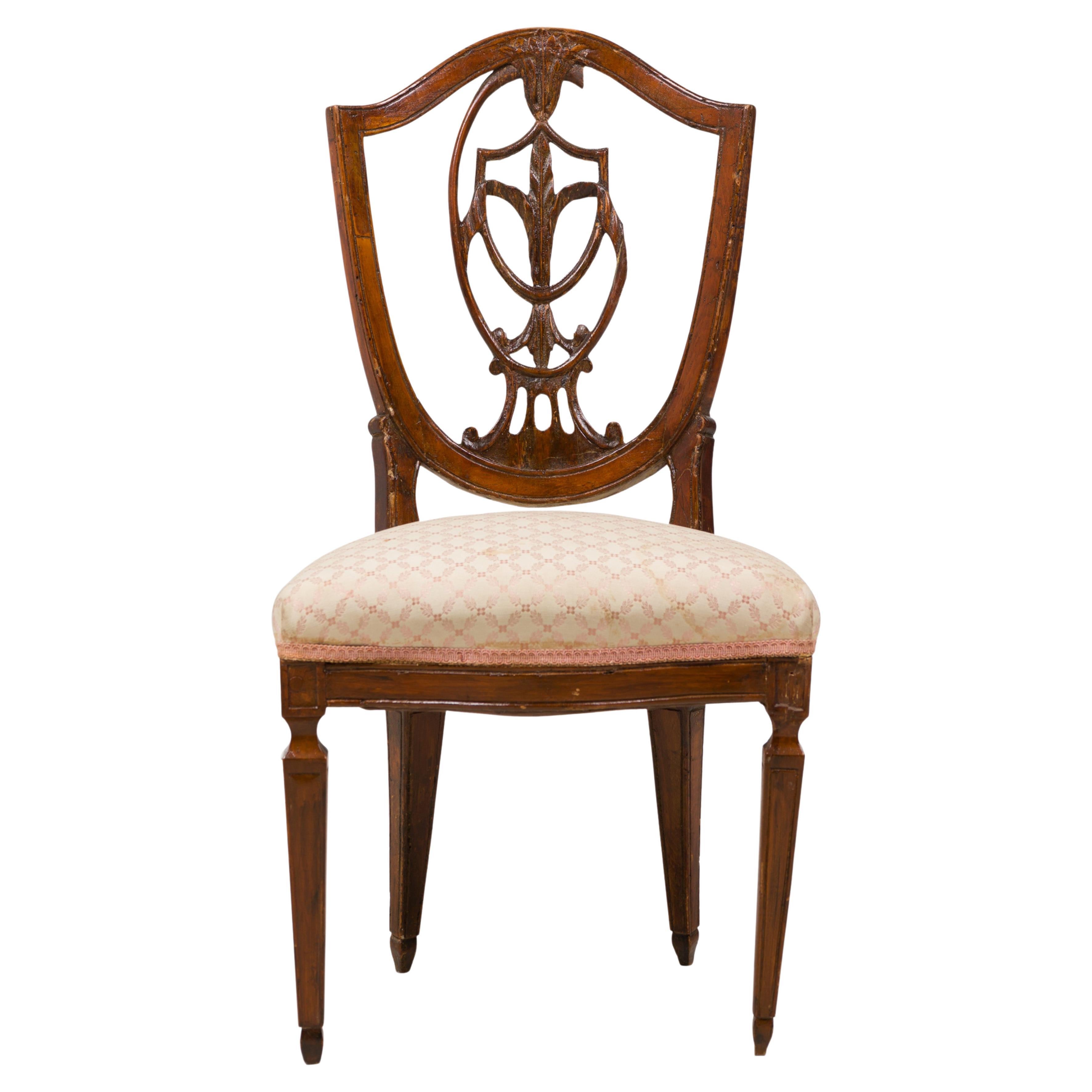 Chaise de salle à manger/côté à dossier bouclier néoclassique italien avec tapisserie d'ameublement beige florale