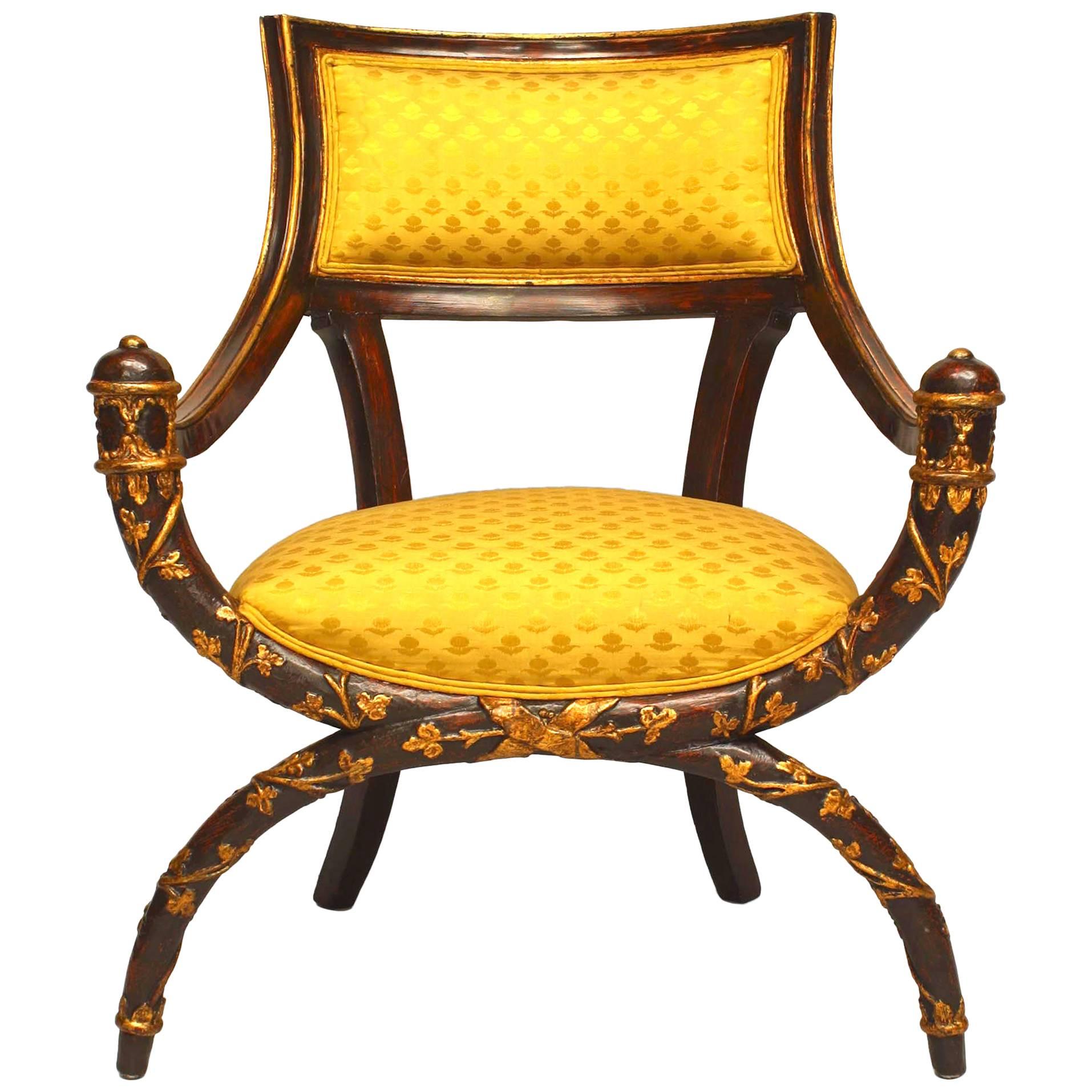 Fauteuil italien néoclassique en laque marron et tissu d'ameublement en damas doré en vente