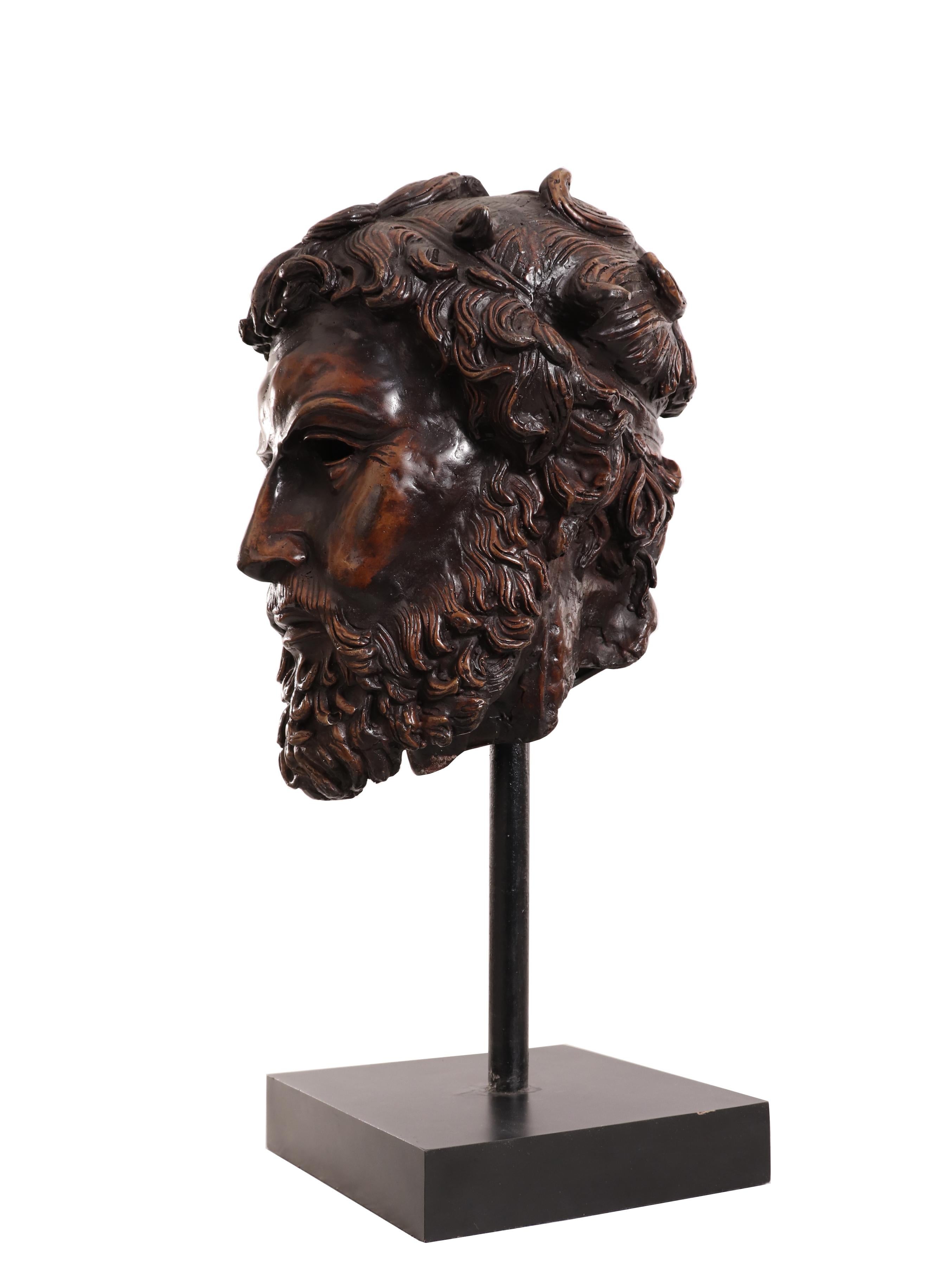 Busto di Poseidone in bronzo fuso in stile neoclassico italiano con supporto in metallo nero (XIX secolo).