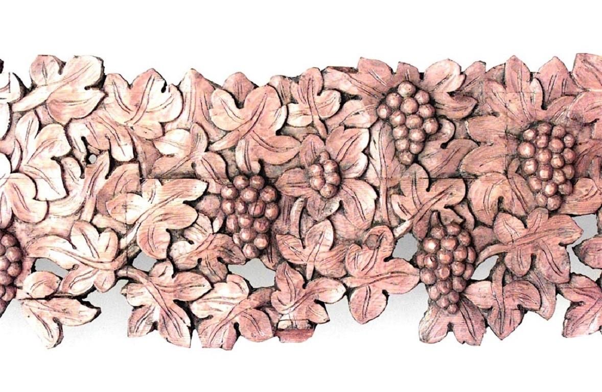 Guirlande murale en bois strié de style néoclassique italien (19e siècle), sculptée de vignes et de grappes de raisin enroulées.