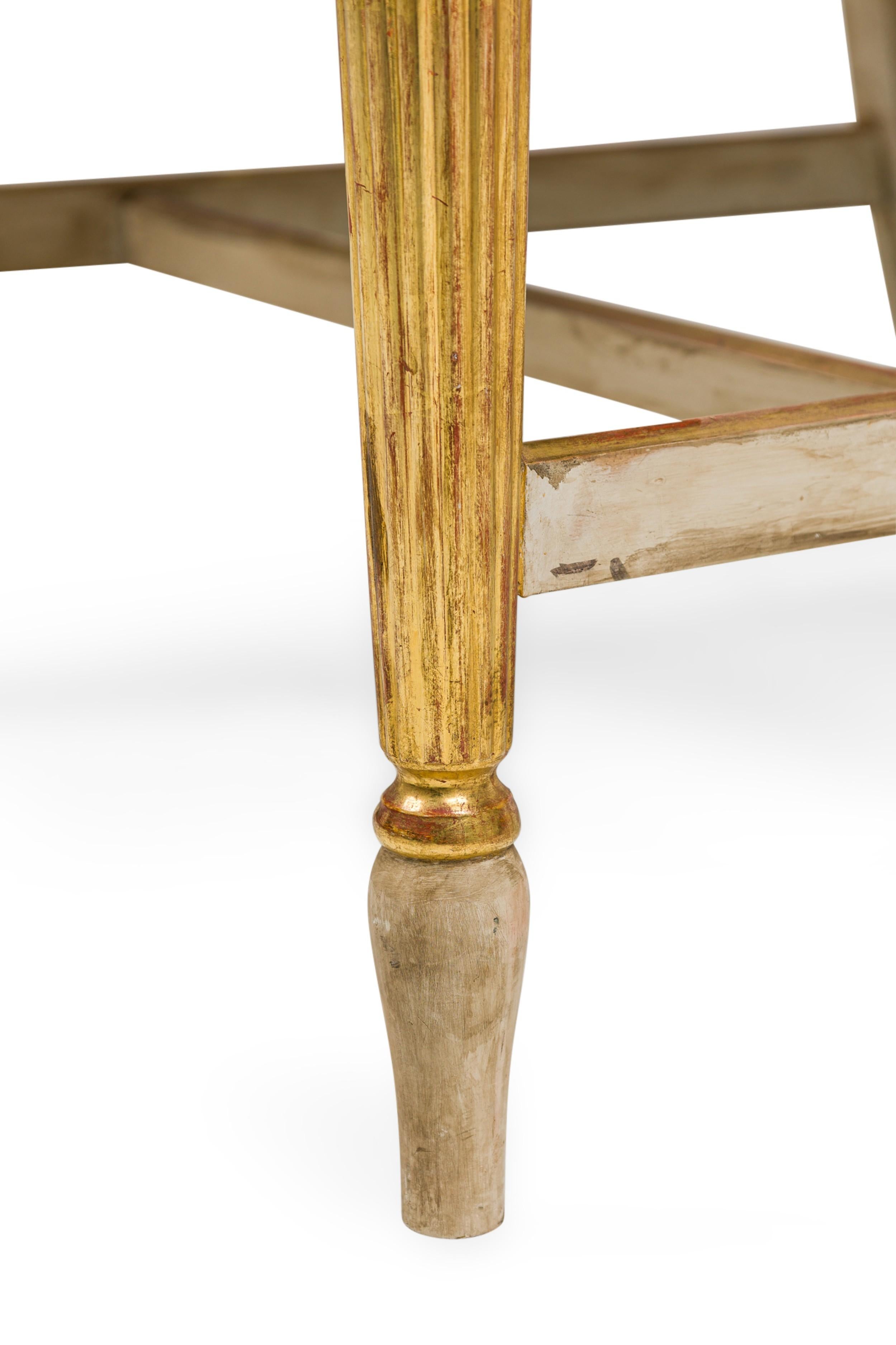 Chaise d'appoint de style néo-classique italien (reproduction), peinte en crème et ornée de dorures en vente 4