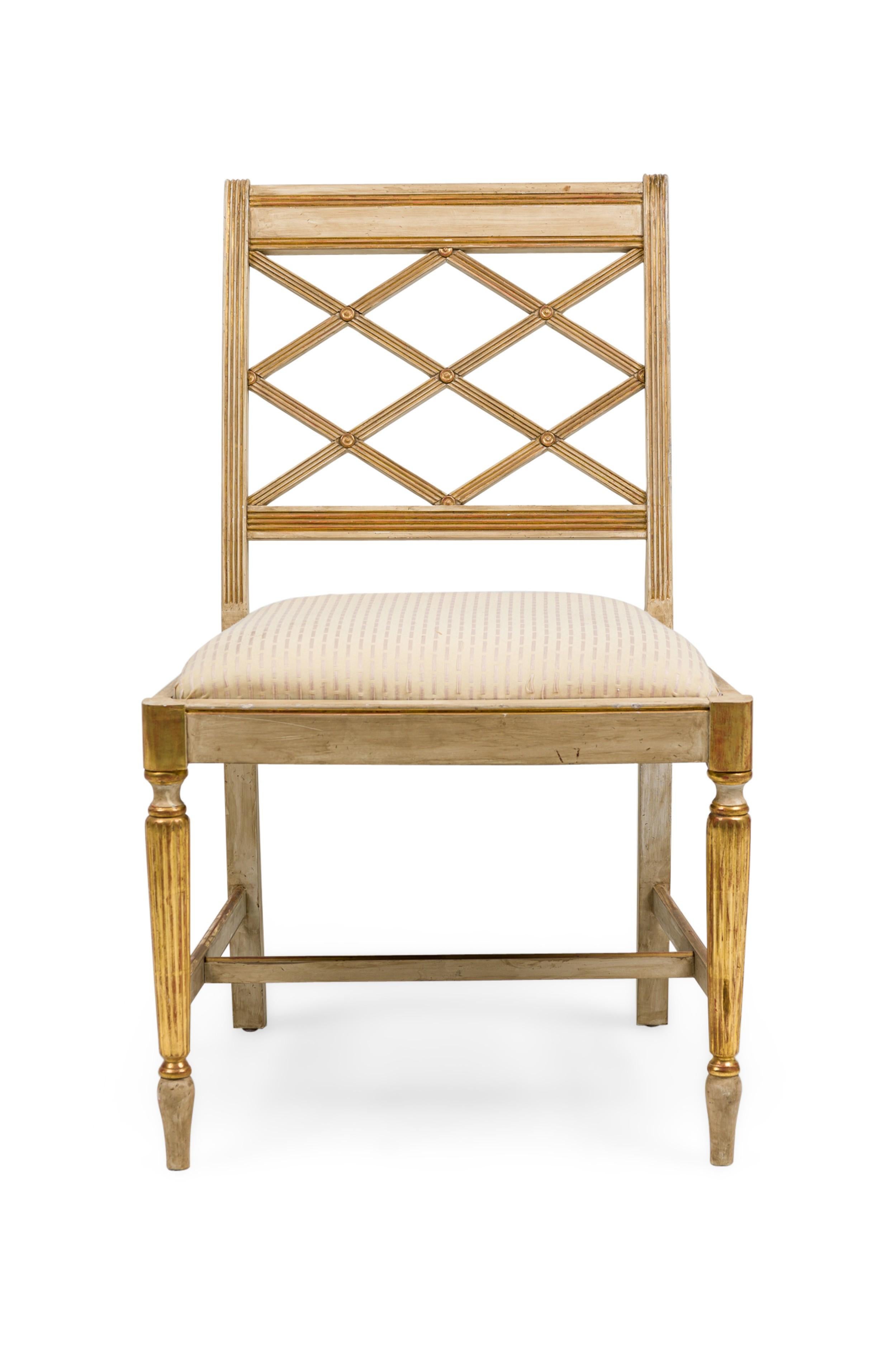 Chaise d'appoint de style néo-classique italien (20e siècle), peinte en crème et ornée de dorures, à pieds cannelés, dossier ouvert à motifs de diamants géométriques, à traverse et assise rembourrée blanc cassé (fauteuil assorti : REG9090).