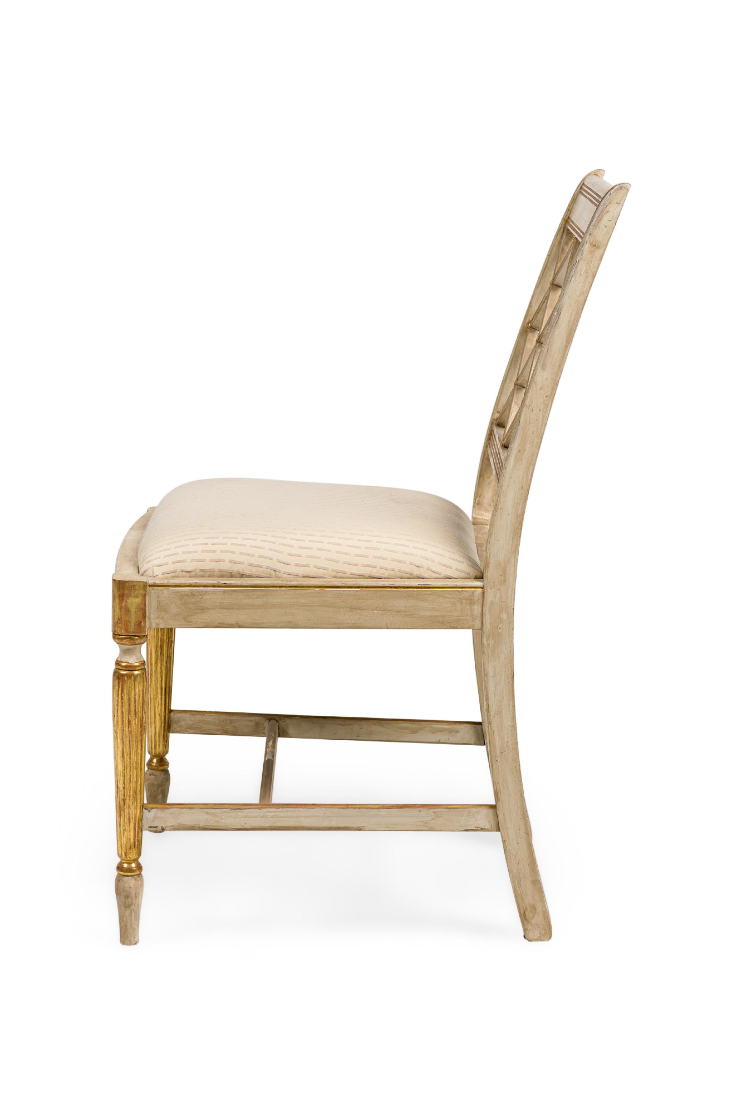 Néoclassique Chaise d'appoint de style néo-classique italien (reproduction), peinte en crème et ornée de dorures en vente