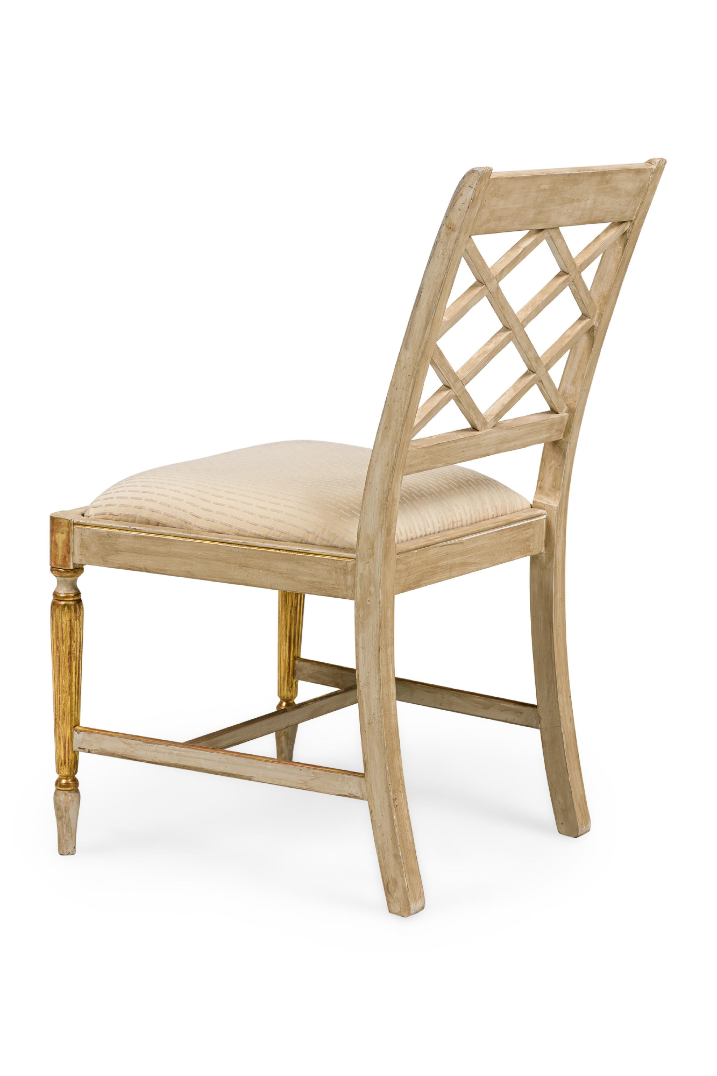 Doré Chaise d'appoint de style néo-classique italien (reproduction), peinte en crème et ornée de dorures en vente