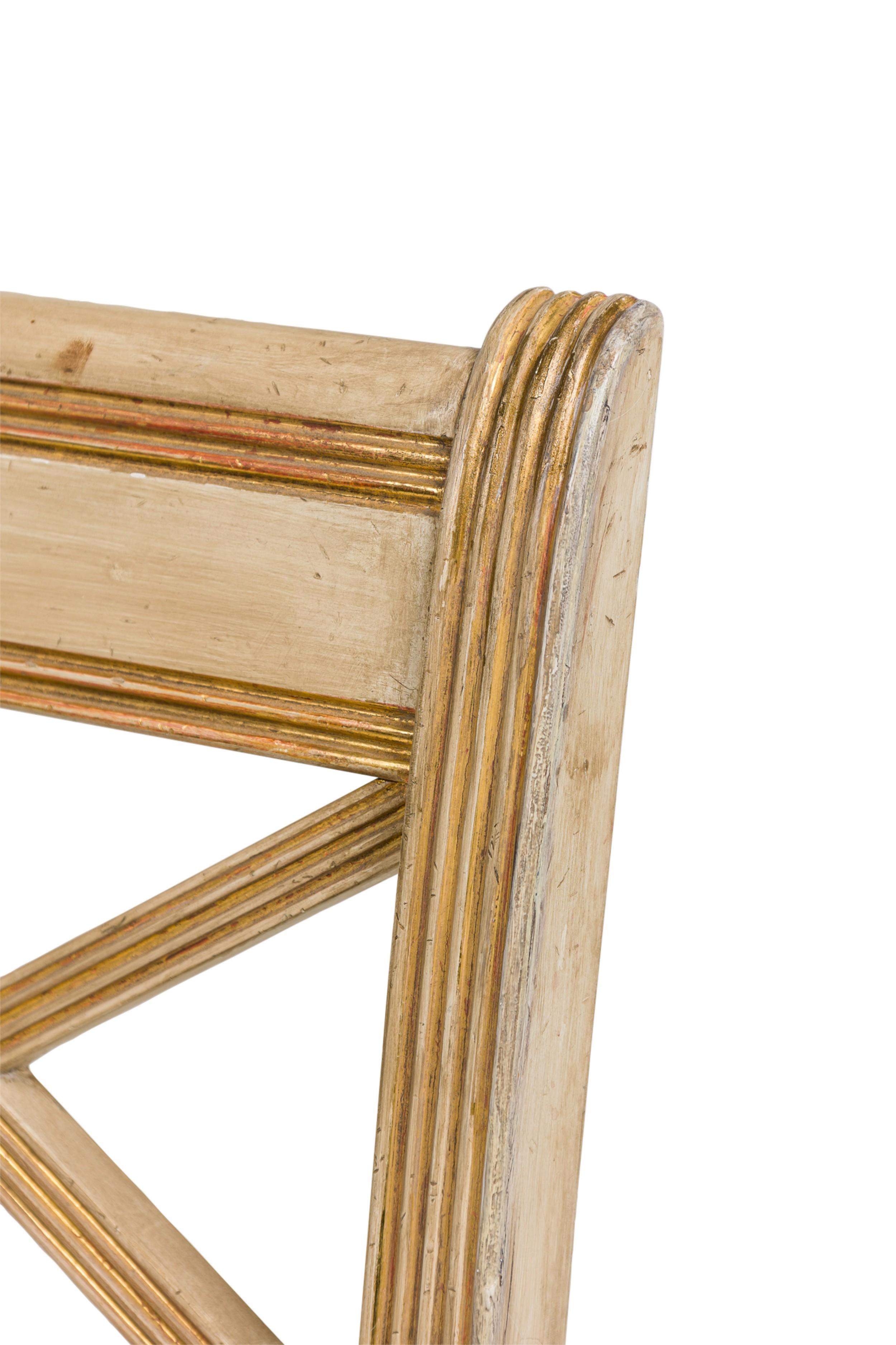 20ième siècle Chaise d'appoint de style néo-classique italien (reproduction), peinte en crème et ornée de dorures en vente