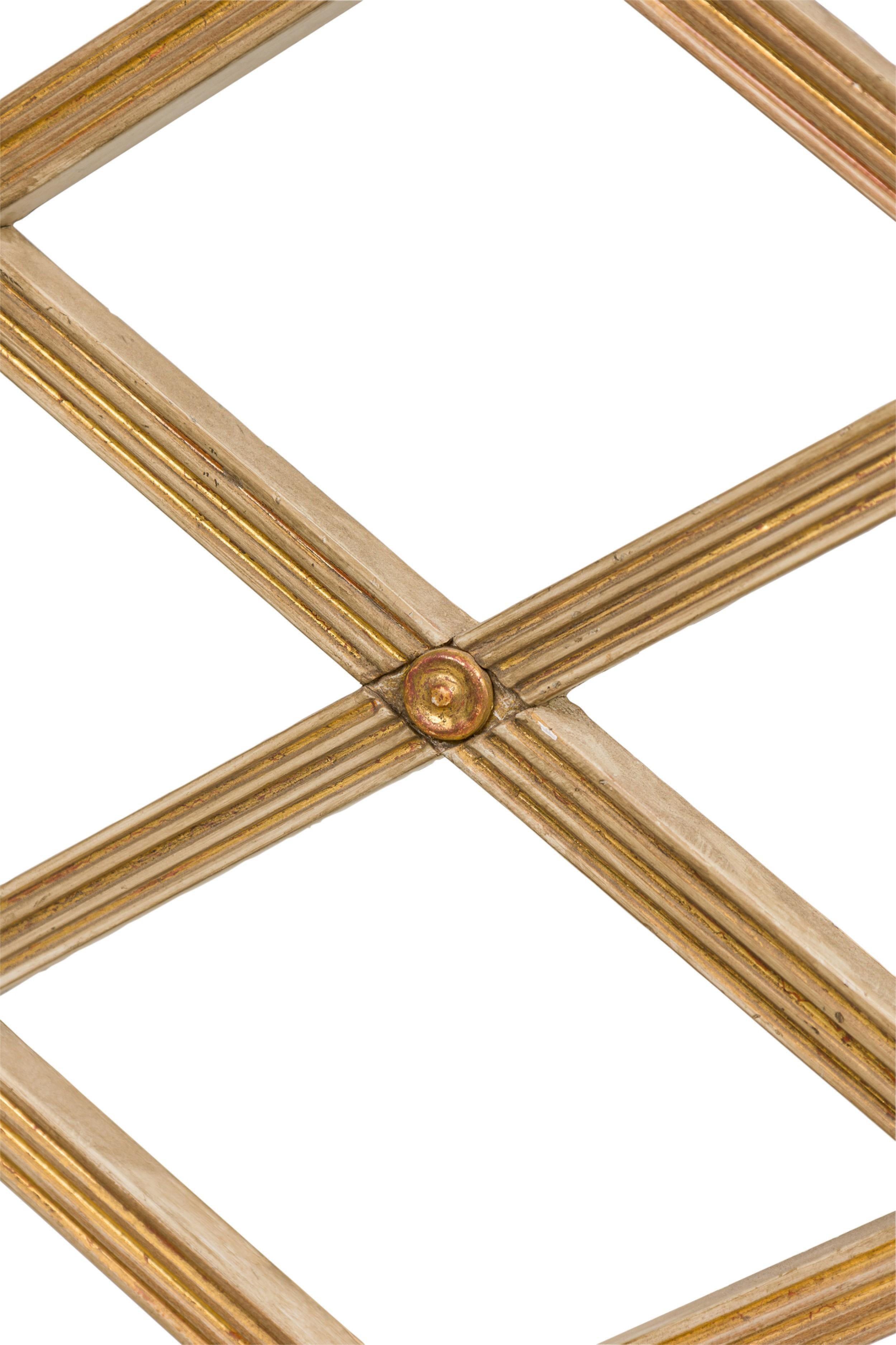 Peinture Chaise d'appoint de style néo-classique italien (reproduction), peinte en crème et ornée de dorures en vente