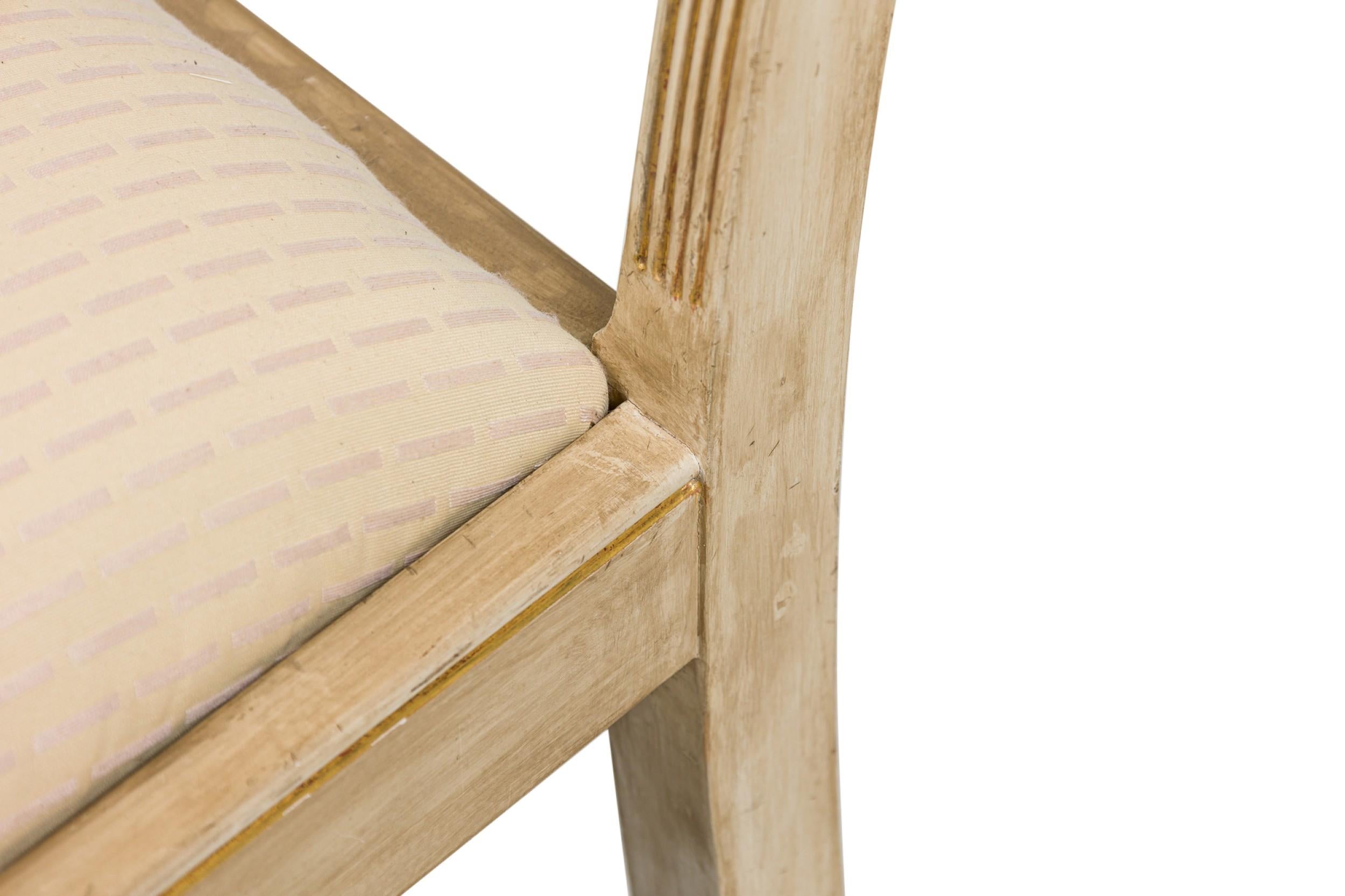 Chaise d'appoint de style néo-classique italien (reproduction), peinte en crème et ornée de dorures en vente 1