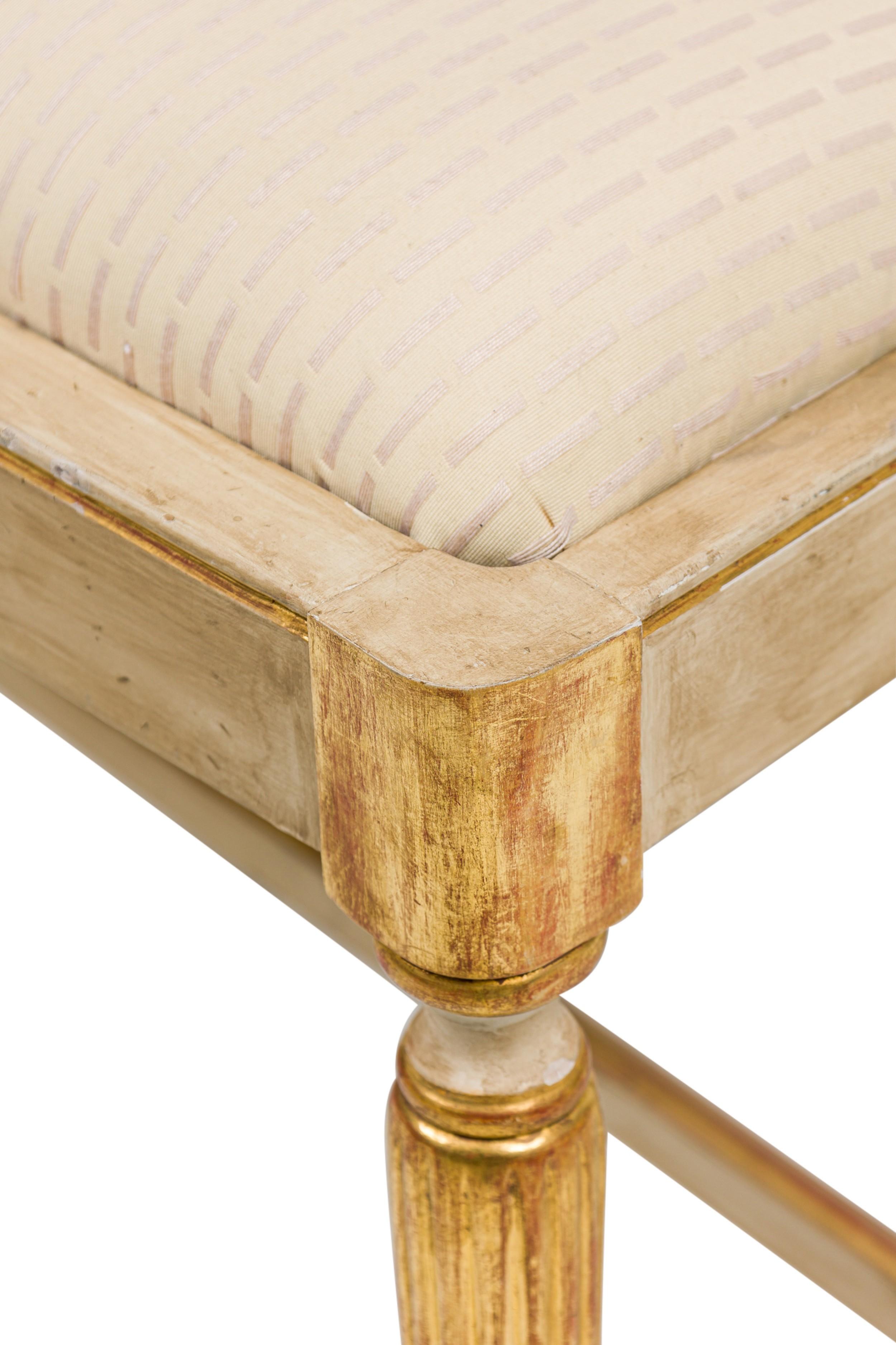 Chaise d'appoint de style néo-classique italien (reproduction), peinte en crème et ornée de dorures en vente 2