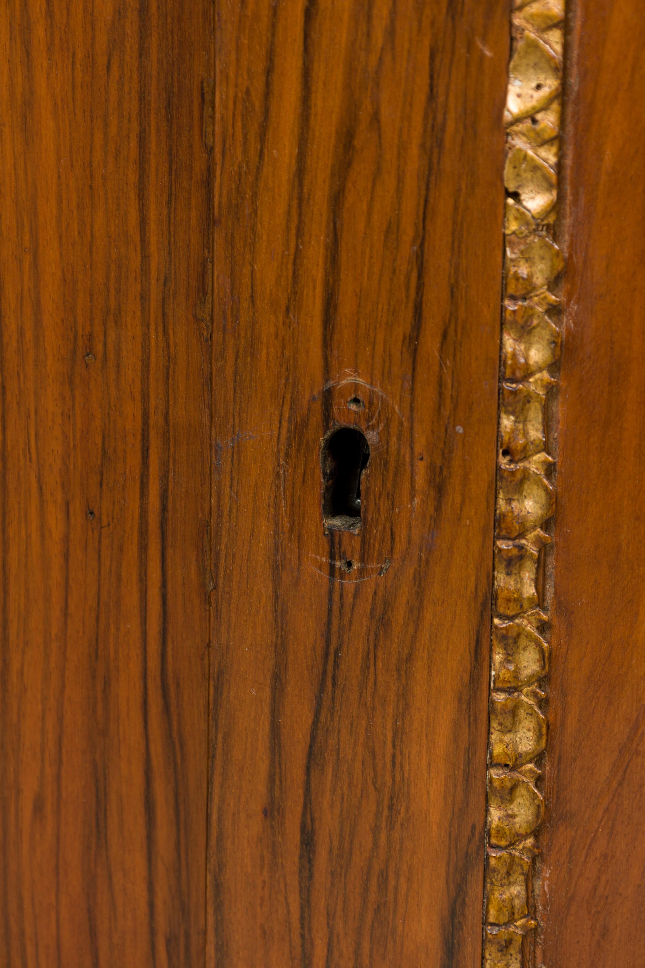 Credenza a 2 ante in stile neoclassico italiano, in noce, bronzo e dorato a pacco in vendita 3