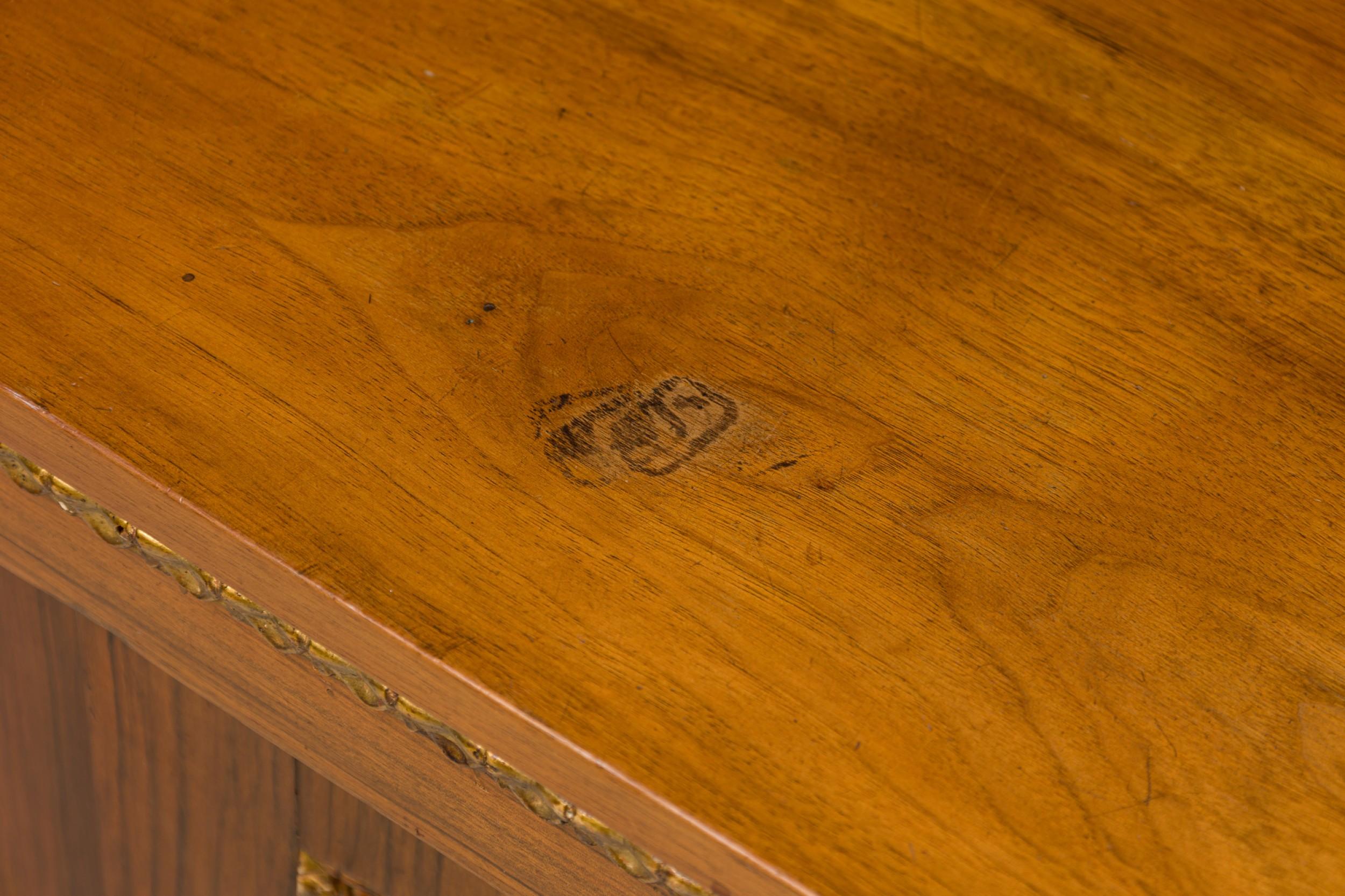 Italiano Credenza a 2 ante in stile neoclassico italiano, in noce, bronzo e dorato a pacco in vendita