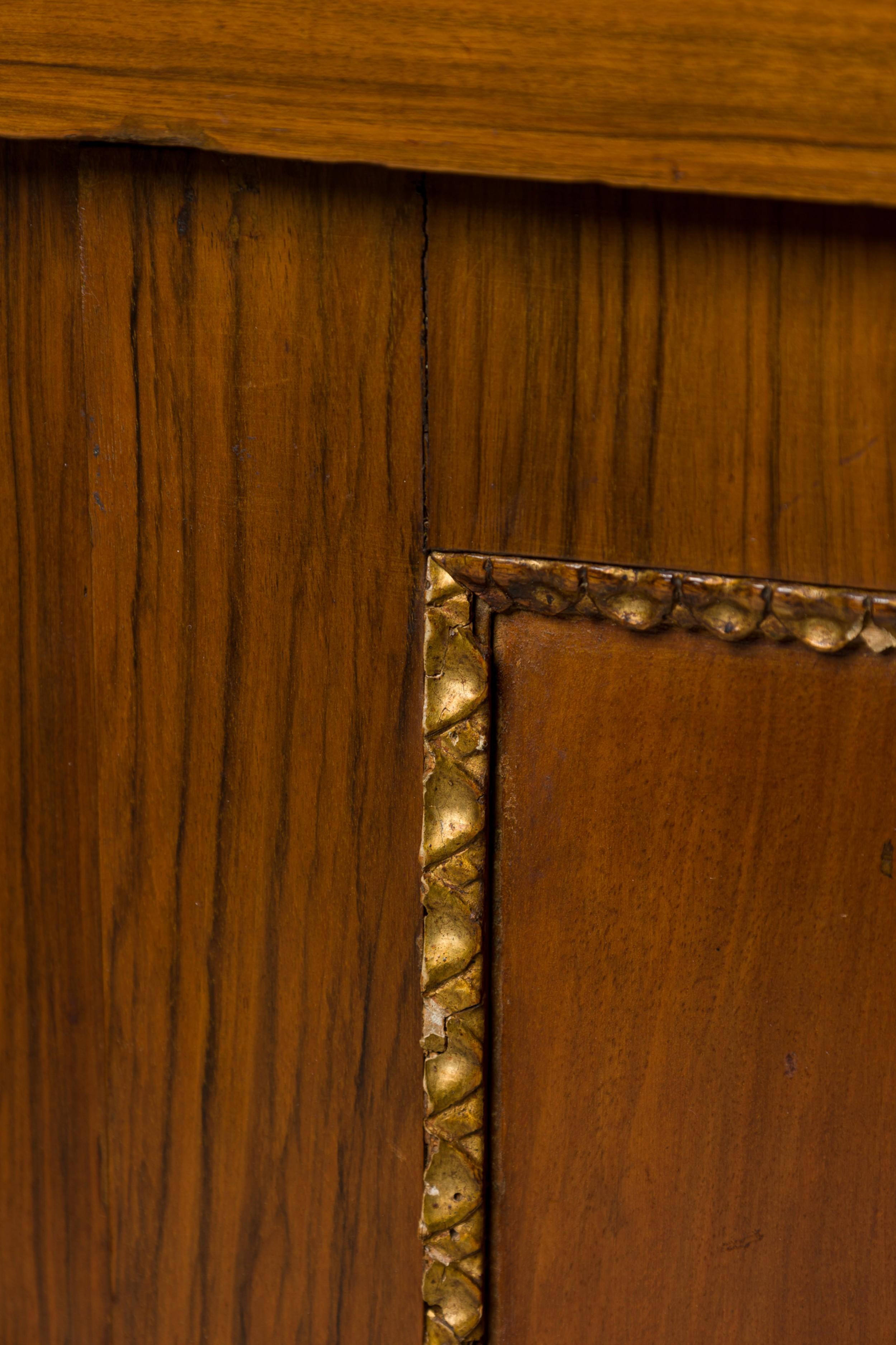 Intagliato a mano Credenza a 2 ante in stile neoclassico italiano, in noce, bronzo e dorato a pacco in vendita