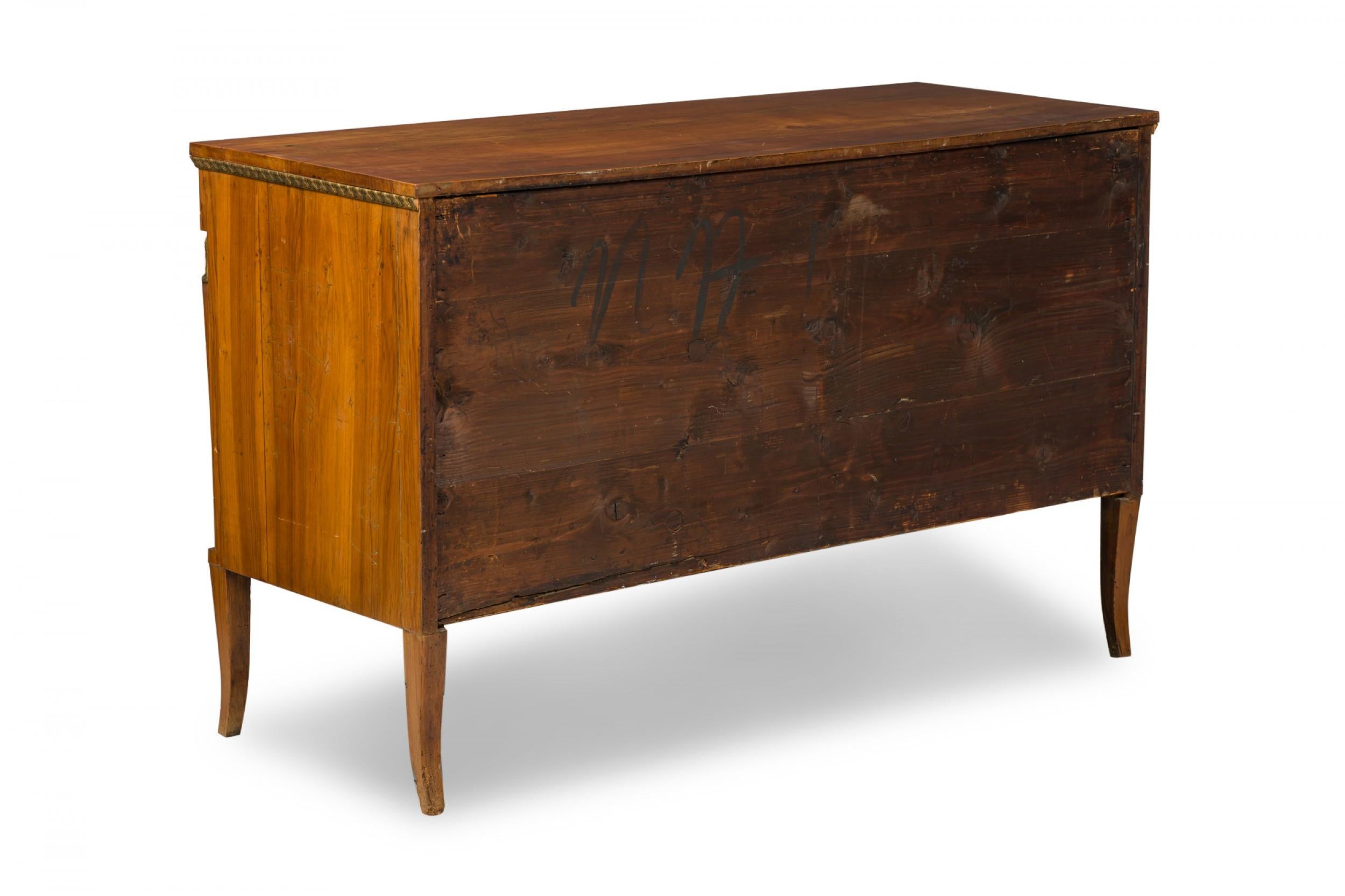 XIX secolo Credenza a 2 ante in stile neoclassico italiano, in noce, bronzo e dorato a pacco in vendita