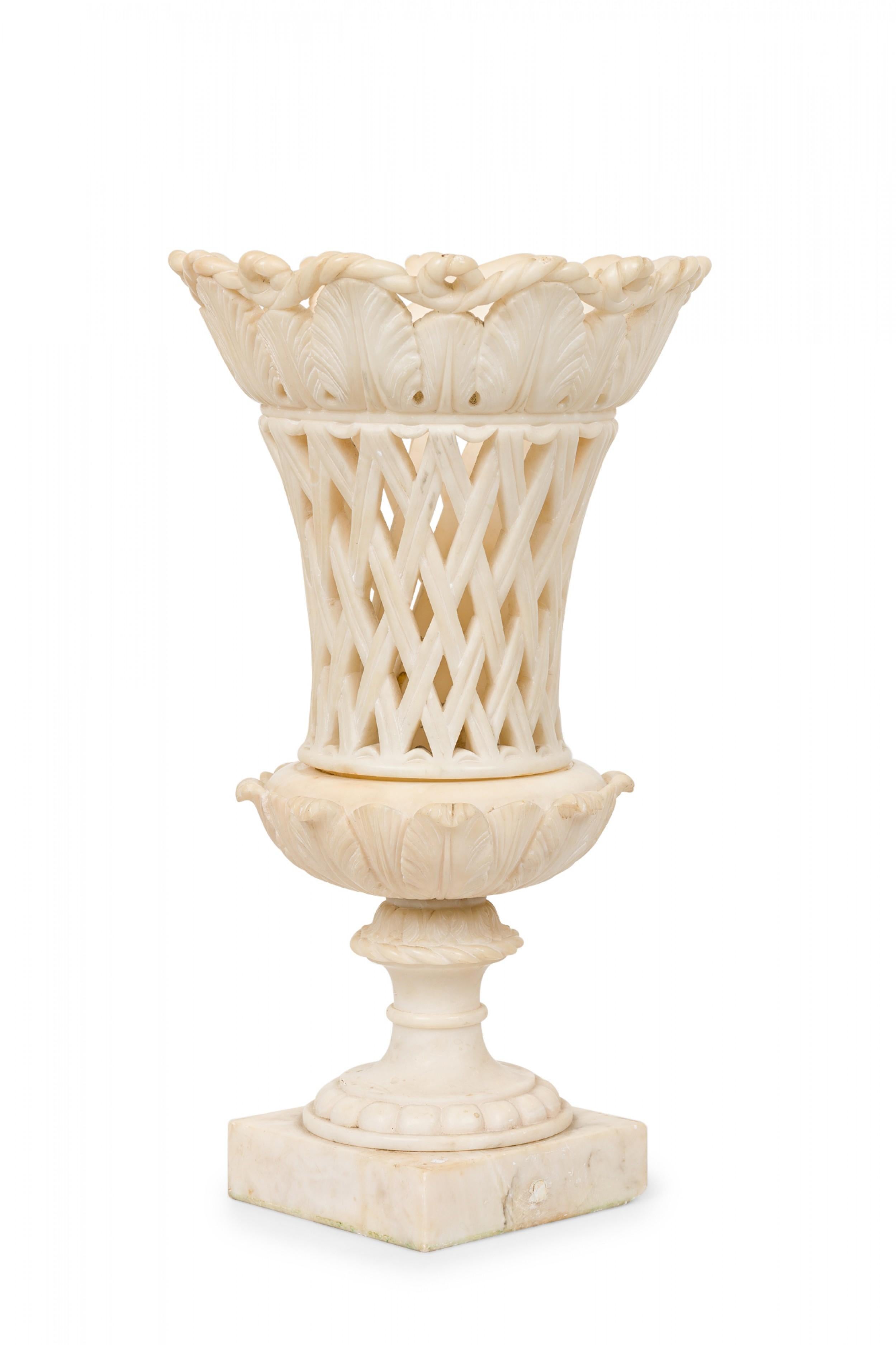 Italienischer neoklassizistischer Grand-Tour-Aufsatz aus weißem Marmor in Form einer Urne mit einer Lippe mit Seil- und Blattmuster und einem rautenförmigen Körper, der auf einem quadratischen Sockel aus weißem Marmor ruht.
