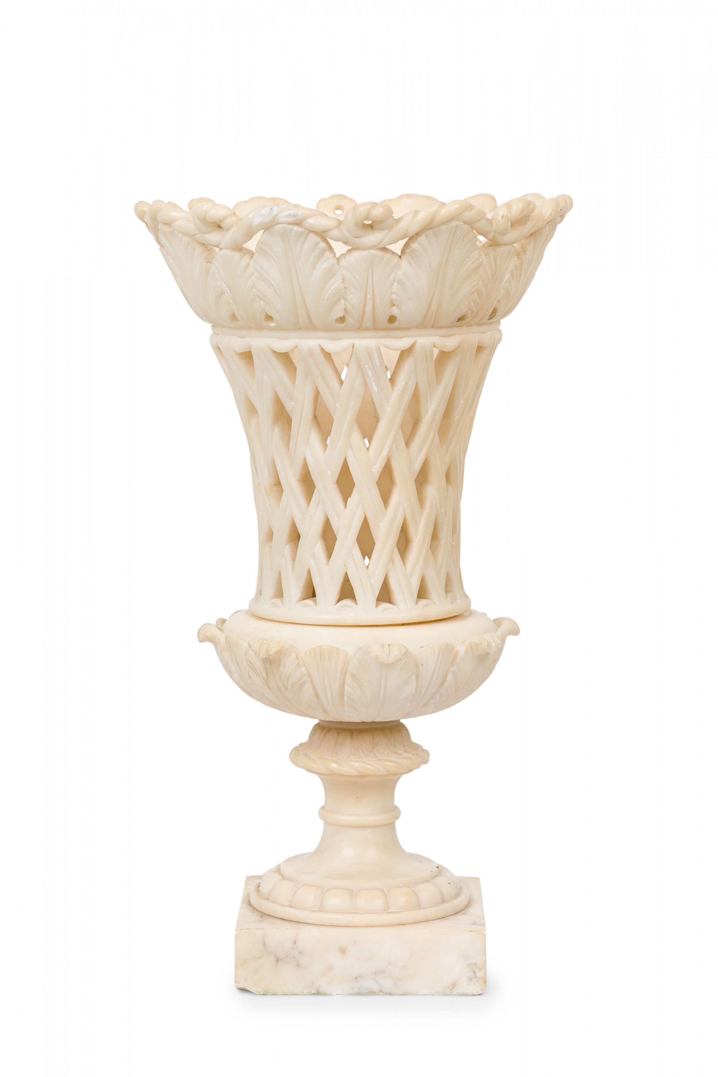 Italian Neo-Classic White Grand Tour Marble Centerpiece In Good Condition For Sale In New York, NY