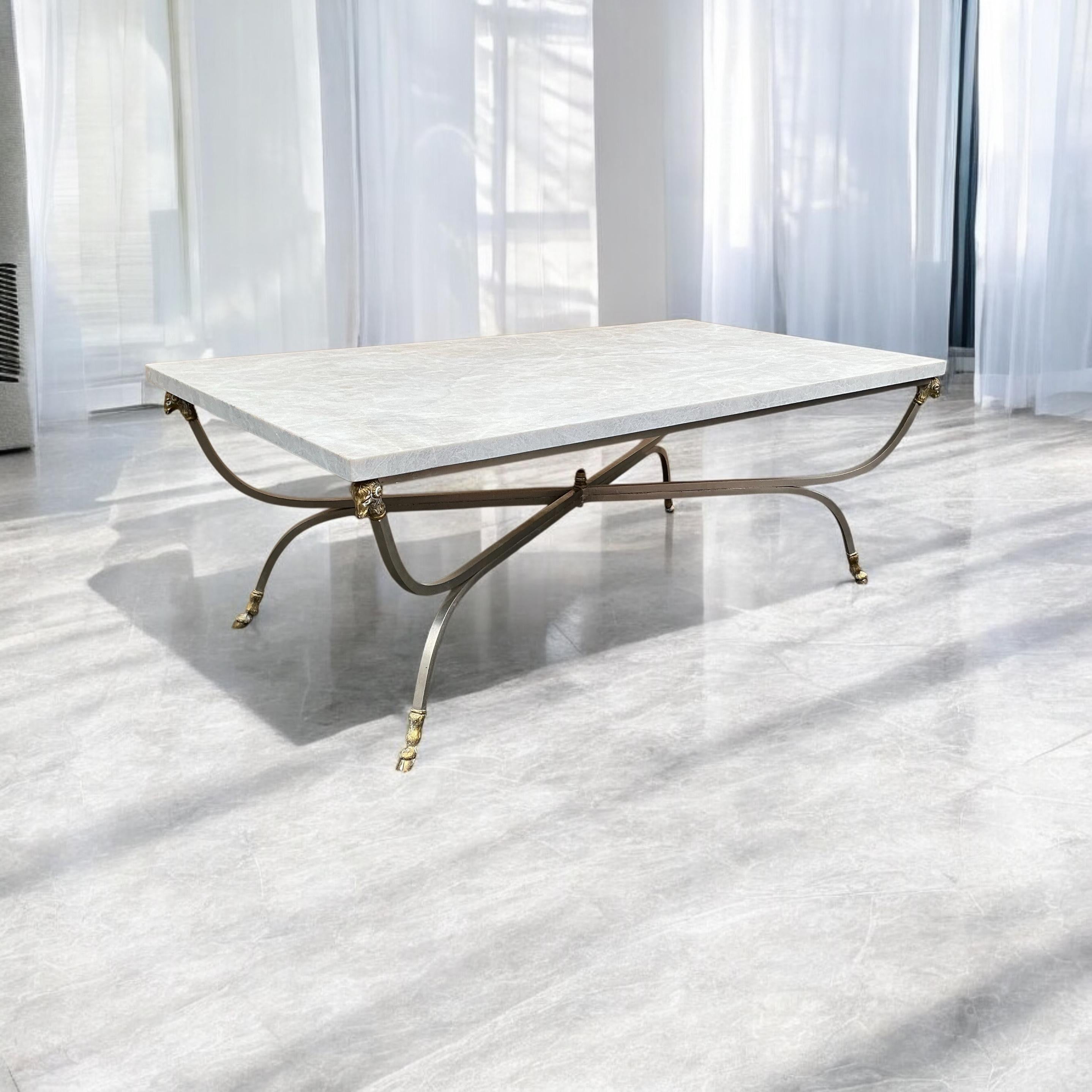 Italienischer Neo-Klassik Maison Jansen Stil Marmorplatte Stahl & Messing Couchtisch im Angebot 1