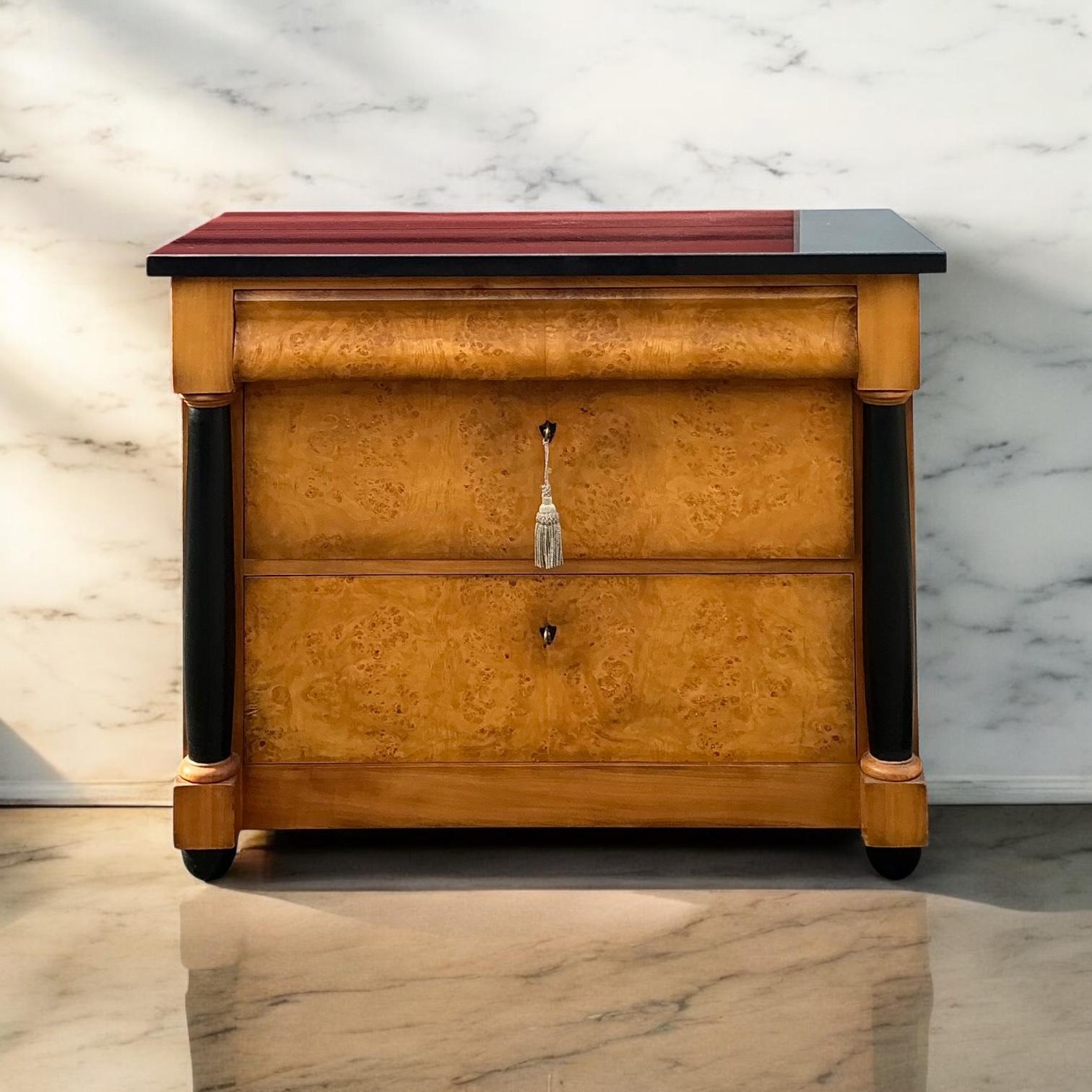 Il s'agit d'une belle commode en ronce de bois italienne fabriquée en Italie pour Bloomingdale's. Il présente un style Biedermeier ou néo-classique. Les tiroirs sont doublés de papier et construits en queue d'aronde. Le dessus est en granit. Il se