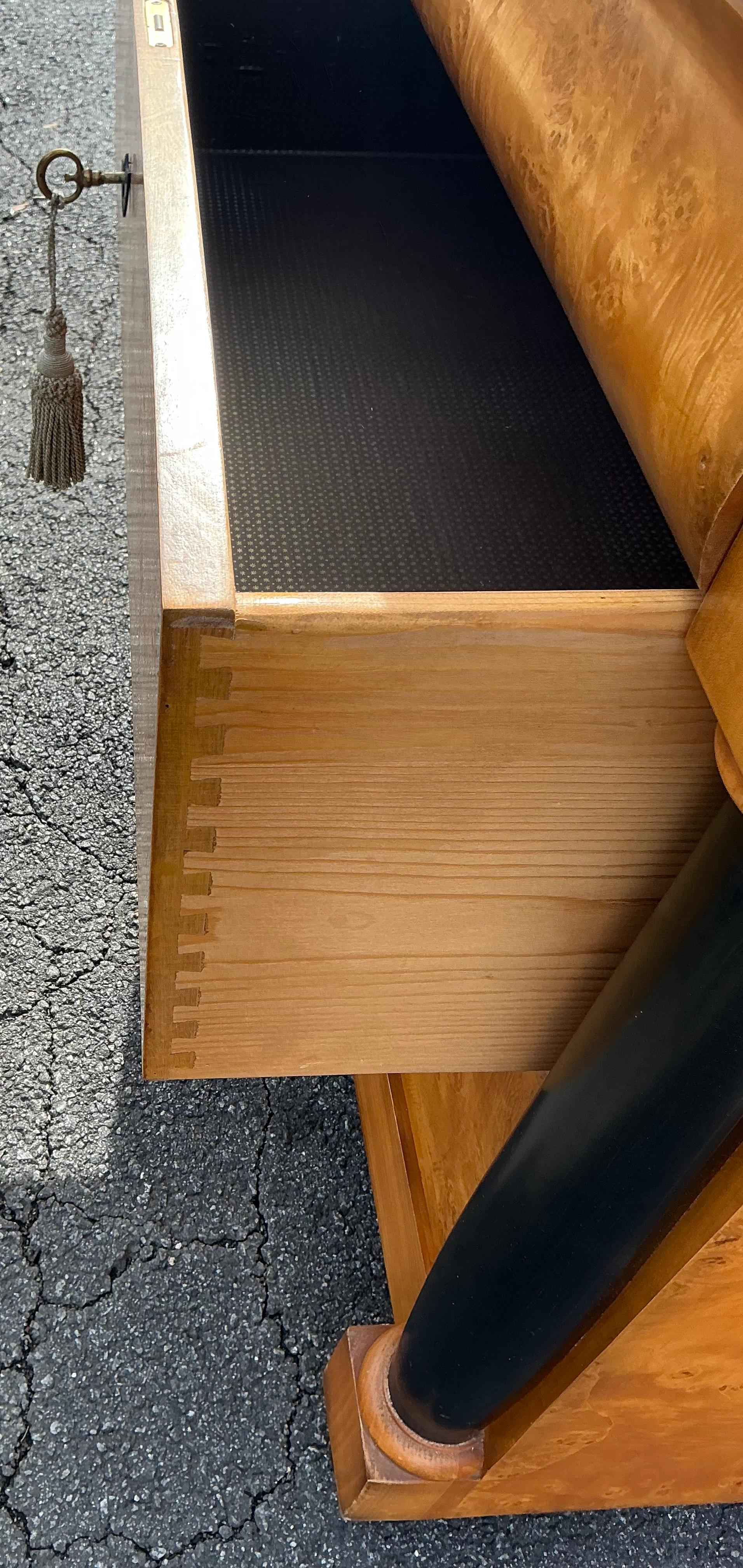 Coffre italien de style néo-classique ou Biedermeier en bois de ronce Bloomingdale's Bon état - En vente à Kennesaw, GA