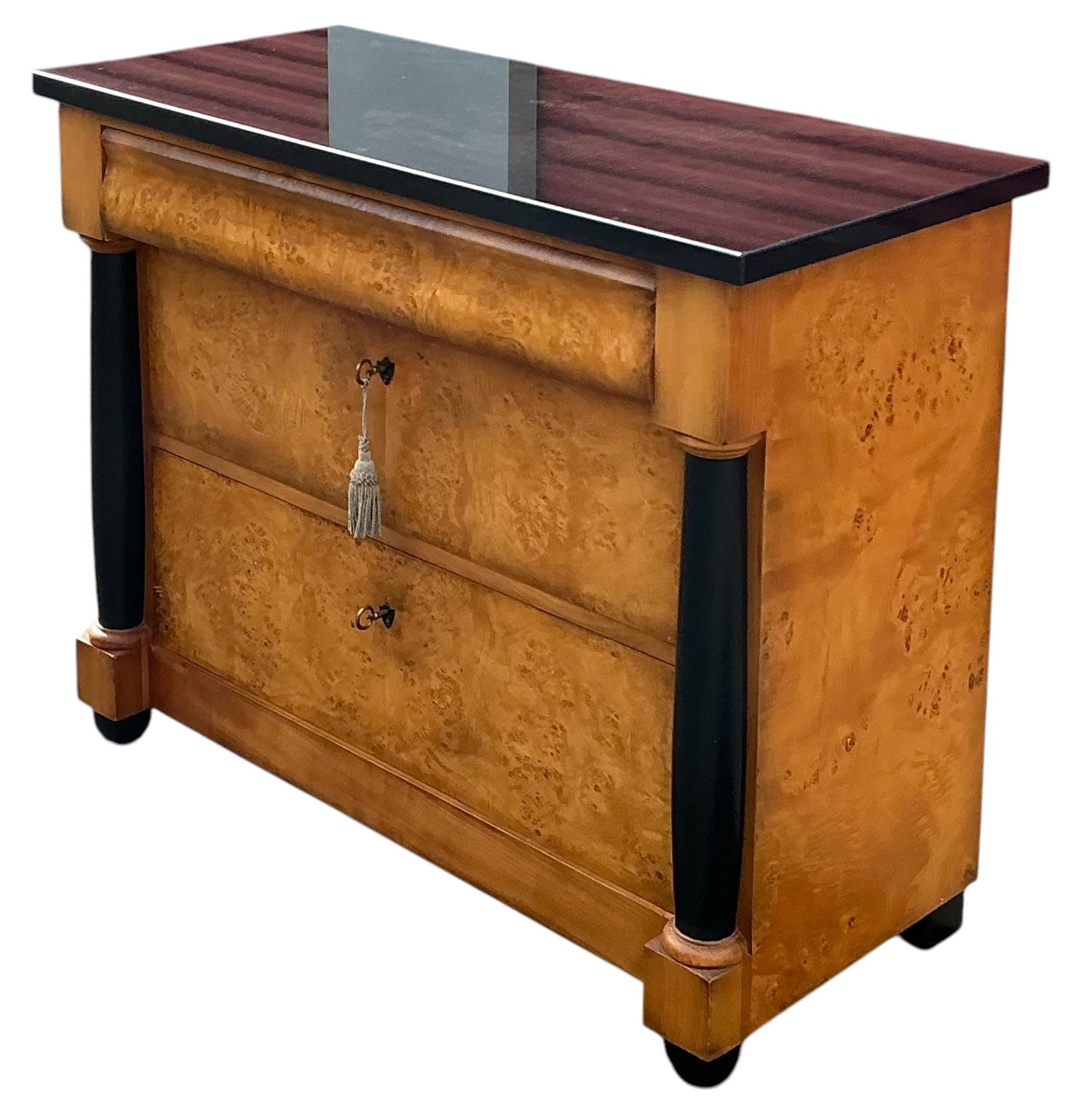 Granit Coffre italien de style néo-classique ou Biedermeier en bois de ronce Bloomingdale's en vente