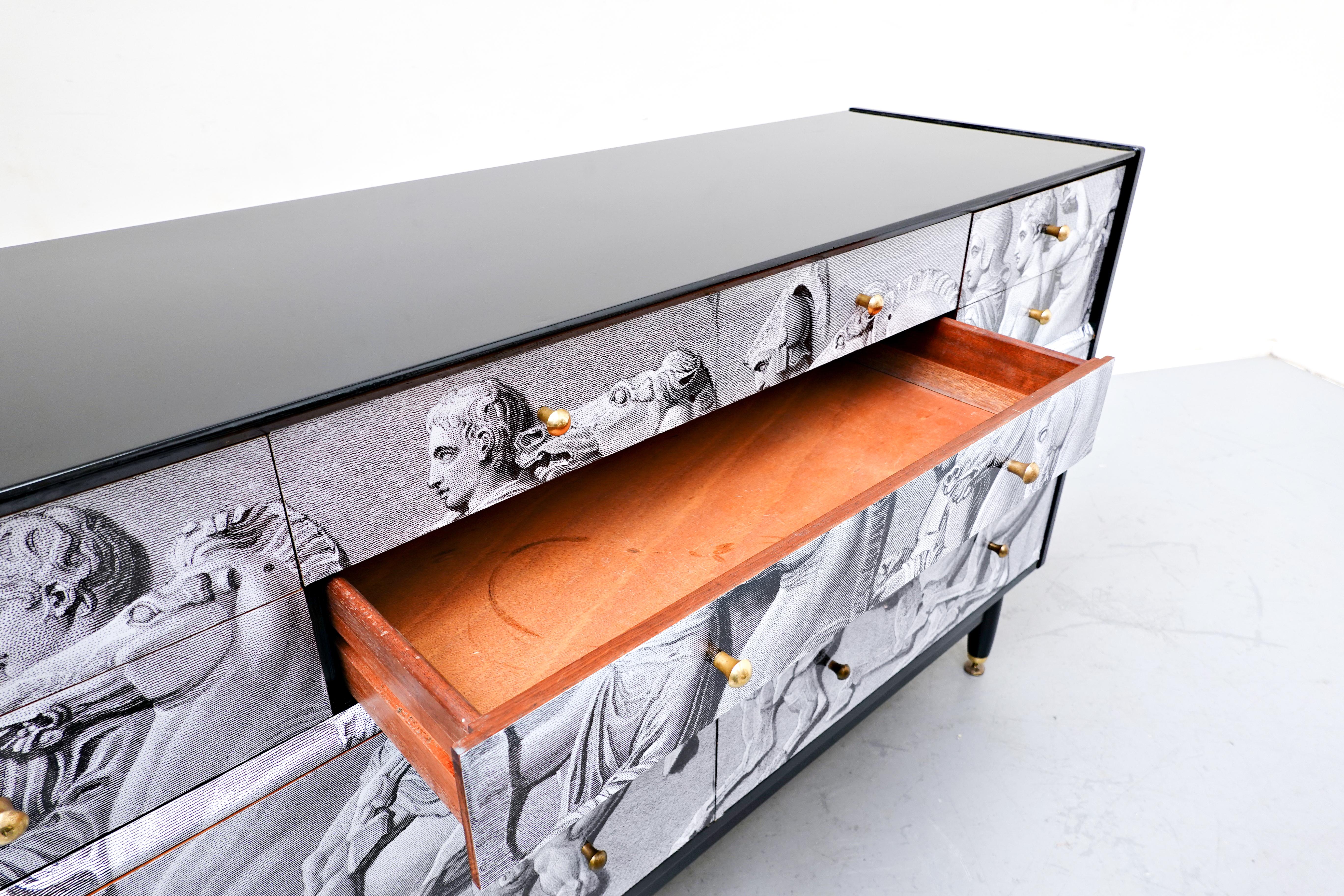 Mid-Century Modern Italian Neo Classical Scene Chest of Drawers For Sale 5