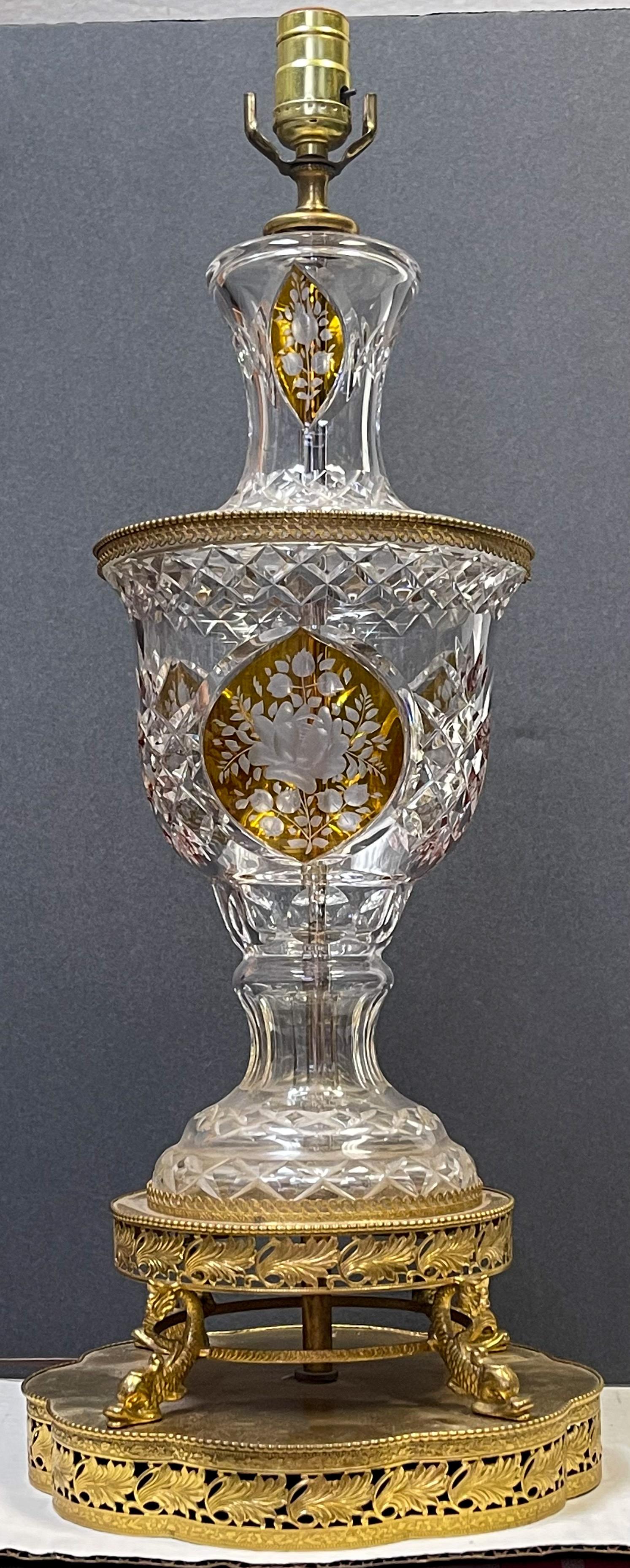 Il s'agit d'une belle lampe de table italienne en laiton et verre taillé de style néo-classique. Notez l'insert floral ambré ! La lampe repose sur quatre pieds dauphins et une base ronde. Il s'agit d'une pièce du milieu du siècle et elle n'est pas