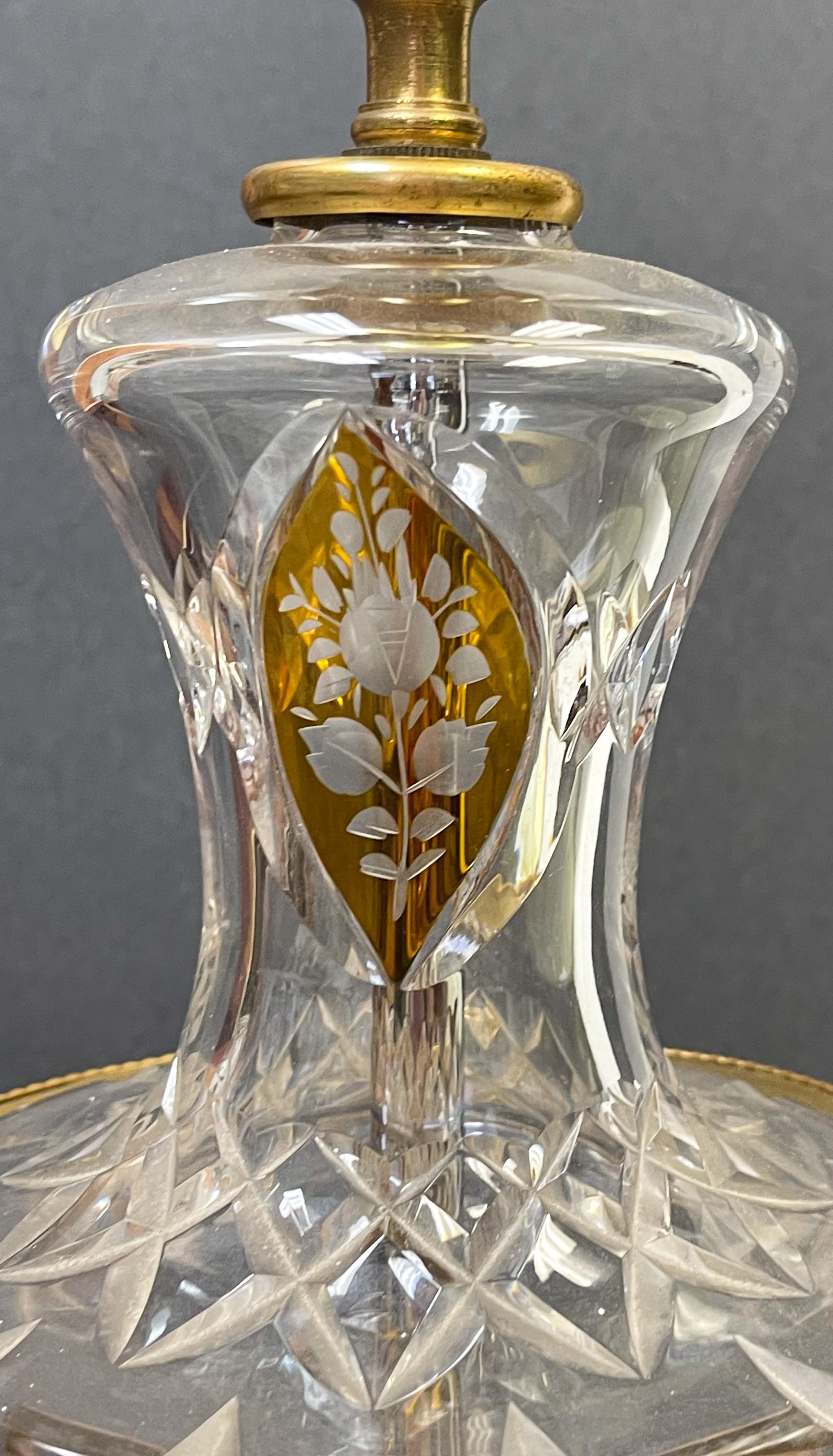 20ième siècle Lampe de bureau italienne de style néo-classique en verre taillé en ambre et laiton en vente