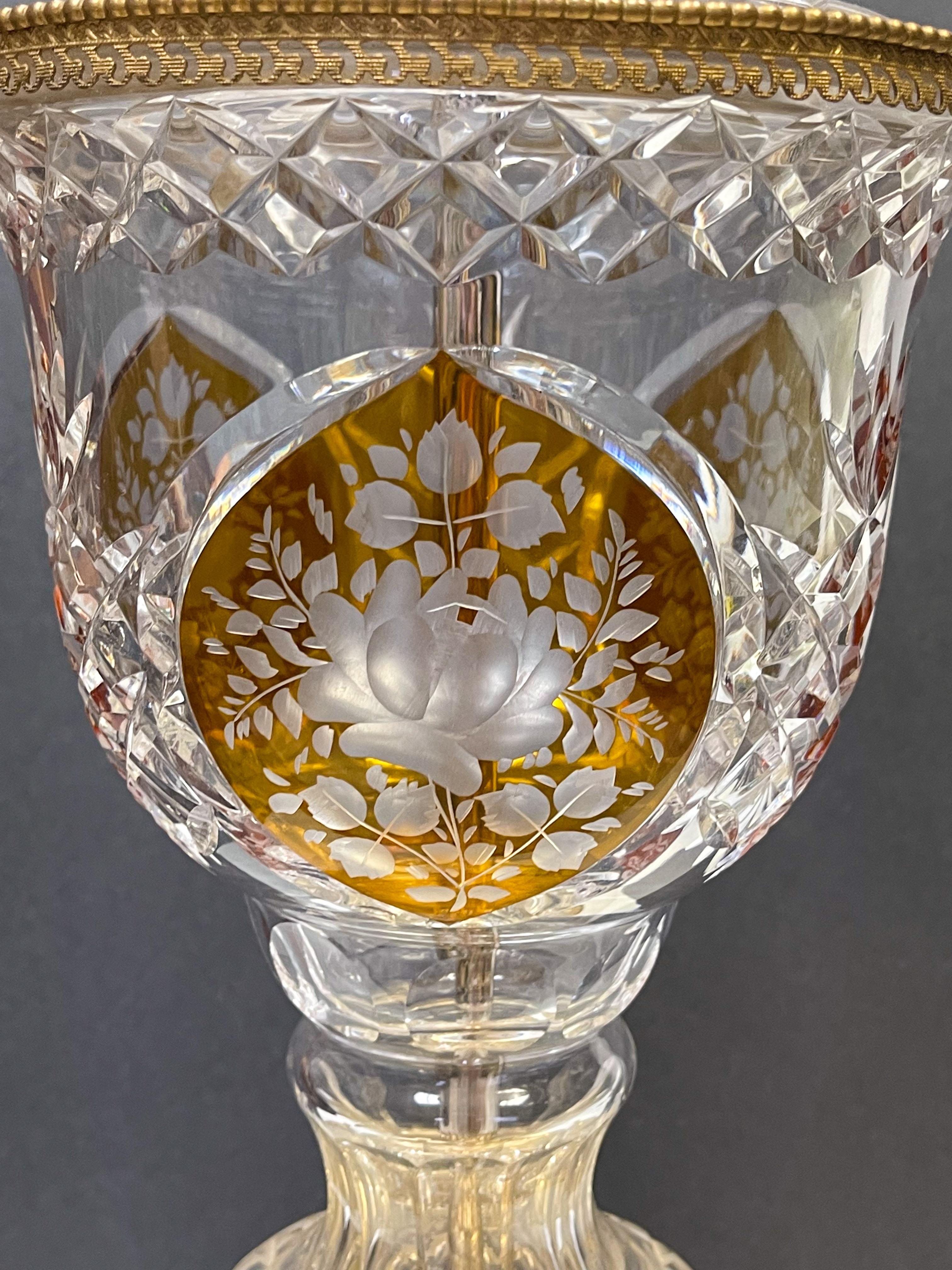 Laiton Lampe de bureau italienne de style néo-classique en verre taillé en ambre et laiton en vente