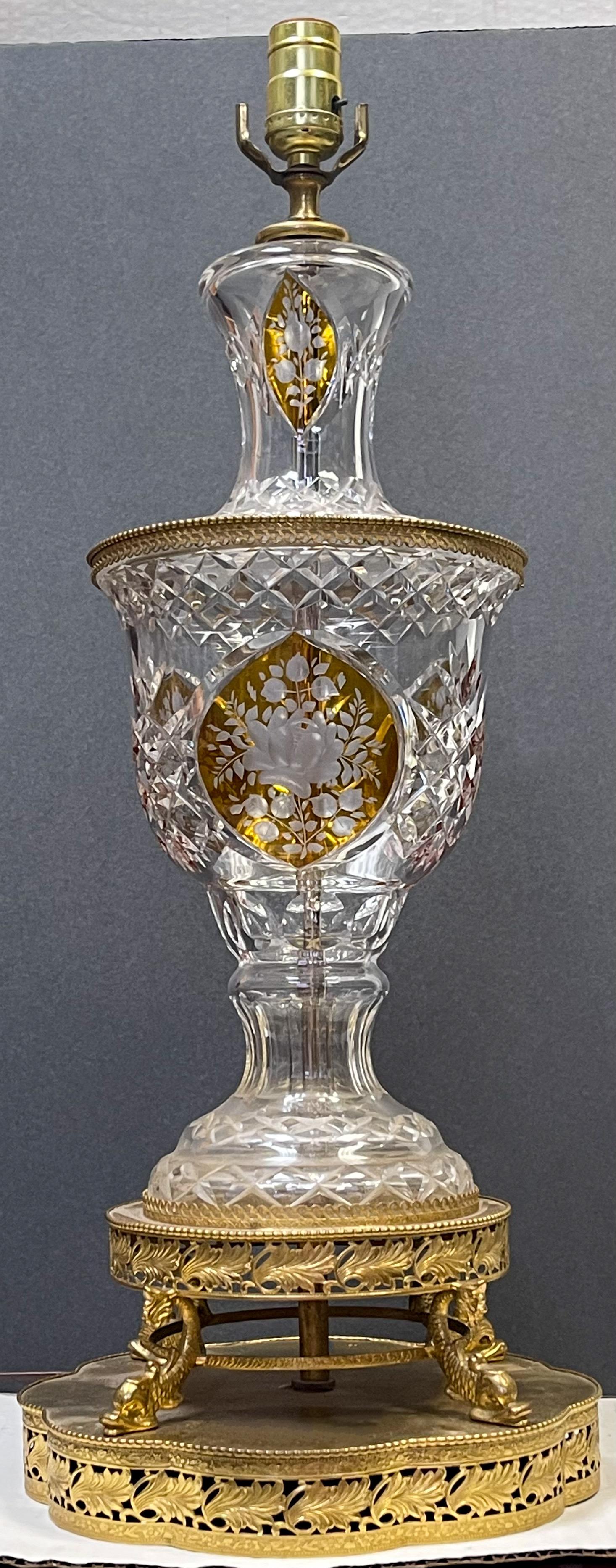 Lampe de bureau italienne de style néo-classique en verre taillé en ambre et laiton en vente 1