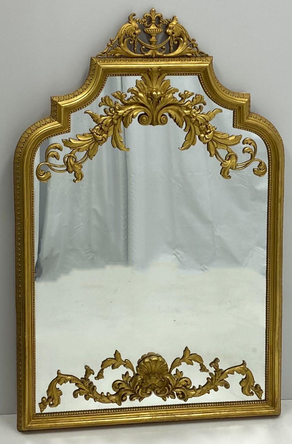 Néoclassique Miroir italien de style néo-classique en bois doré sculpté et terre cuite en vente
