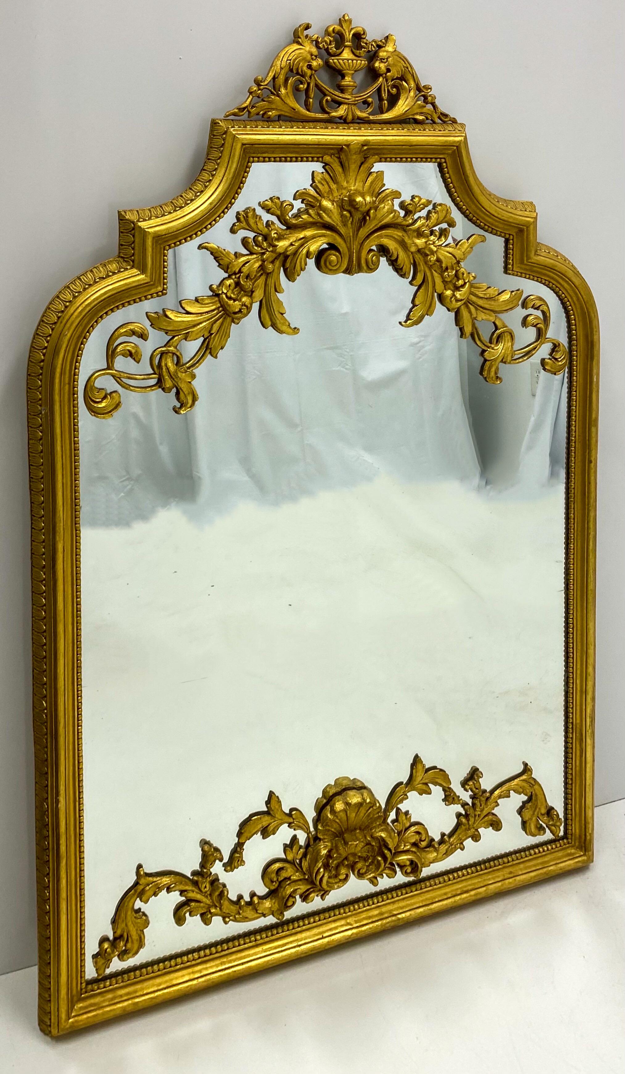Miroir italien de style néo-classique en bois doré sculpté et terre cuite Bon état - En vente à Kennesaw, GA