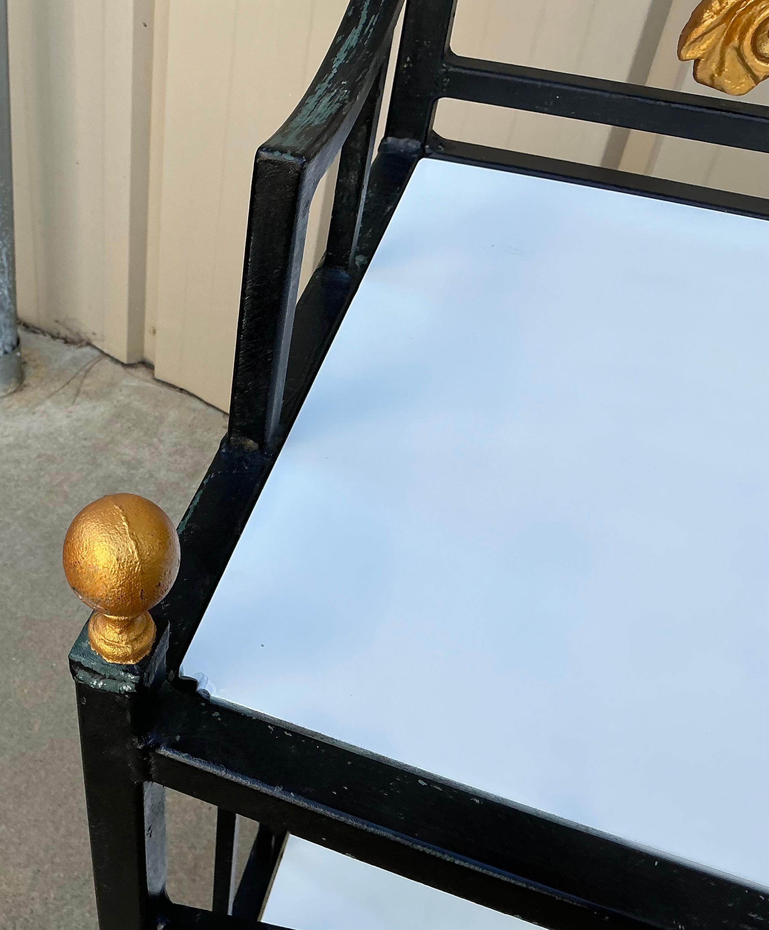 Dies ist ein italienischer Server oder Konsolentisch im neoklassischen Stil aus Aluminiumguss. Es sind zwei verfügbar. Die Einlegeböden sind aus Glas und herausnehmbar. Die Oberfläche ist schwarz mit grünen Untertönen. Die Höhe bis zur Servierfläche